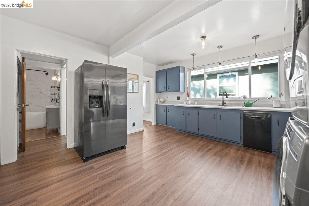 Detail Gallery Image 13 of 39 For 3608 Adeline St, Emeryville,  CA 94608 - 2 Beds | 1/1 Baths