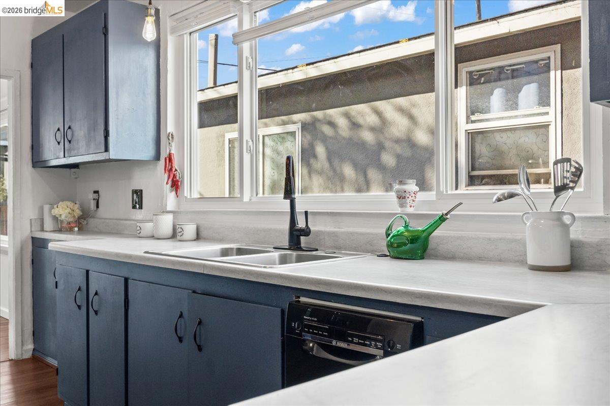 Detail Gallery Image 14 of 39 For 3608 Adeline St, Emeryville,  CA 94608 - 2 Beds | 1/1 Baths