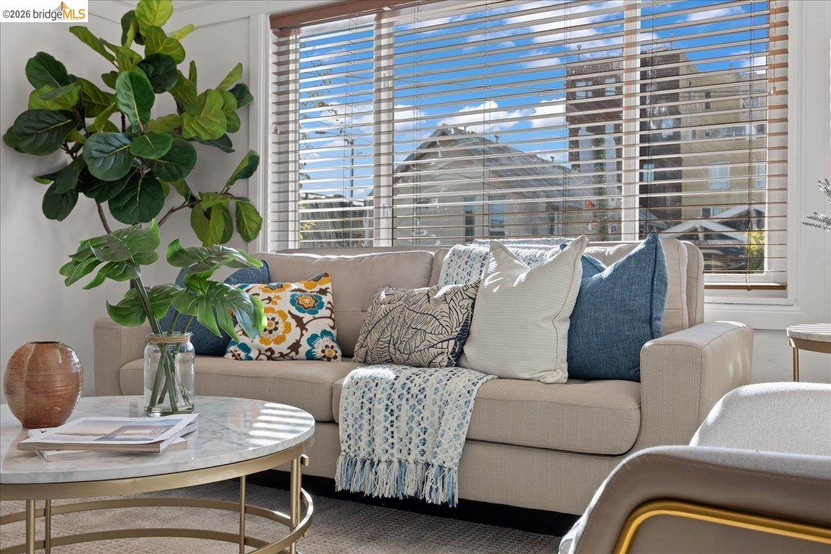 Detail Gallery Image 3 of 39 For 3608 Adeline St, Emeryville,  CA 94608 - 2 Beds | 1/1 Baths