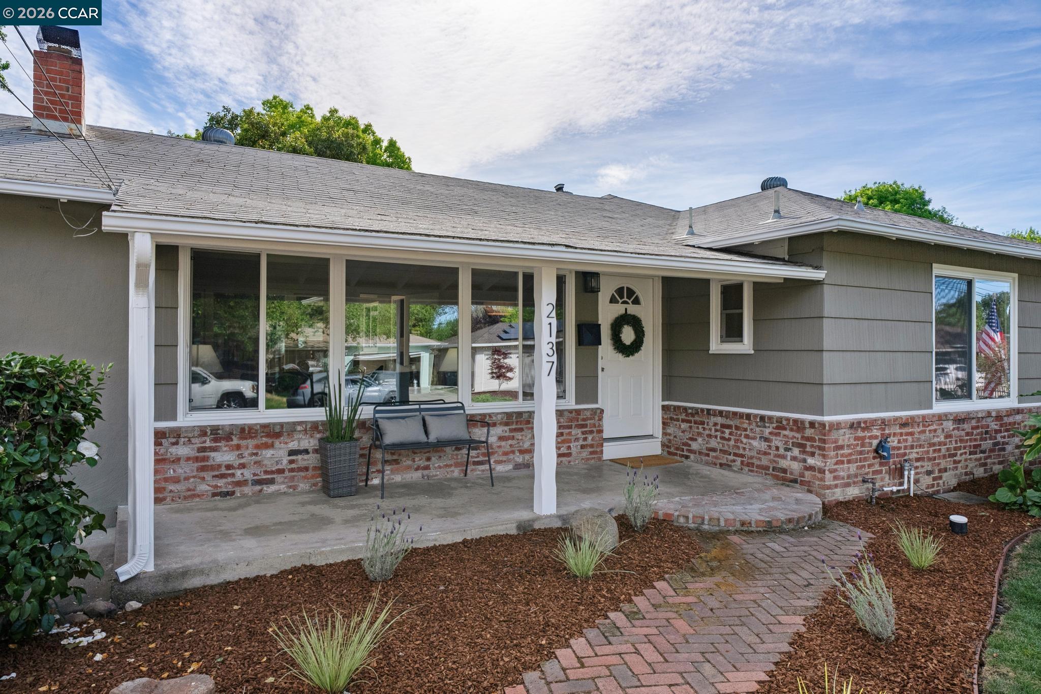 Detail Gallery Image 2 of 36 For 2137 Holbrook Drive, Concord,  CA 94519 - 3 Beds | 2 Baths