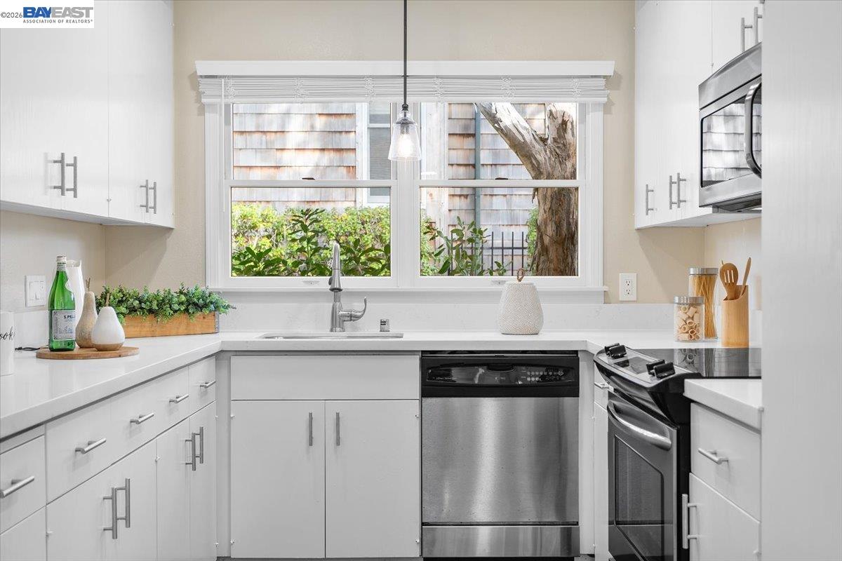 Detail Gallery Image 12 of 55 For 632 Centre Court, Alameda,  CA 94502 - 2 Beds | 1 Baths