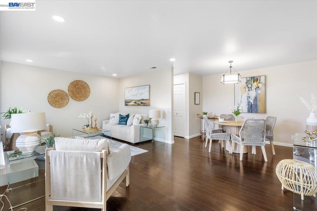 Detail Gallery Image 5 of 55 For 632 Centre Court, Alameda,  CA 94502 - 2 Beds | 1 Baths