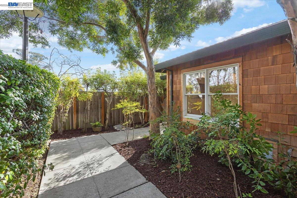 Detail Gallery Image 55 of 55 For 632 Centre Court, Alameda,  CA 94502 - 2 Beds | 1 Baths