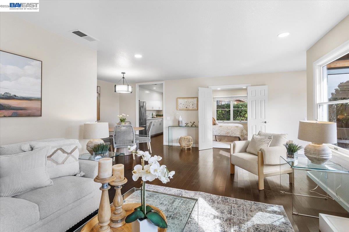 Detail Gallery Image 8 of 55 For 632 Centre Court, Alameda,  CA 94502 - 2 Beds | 1 Baths