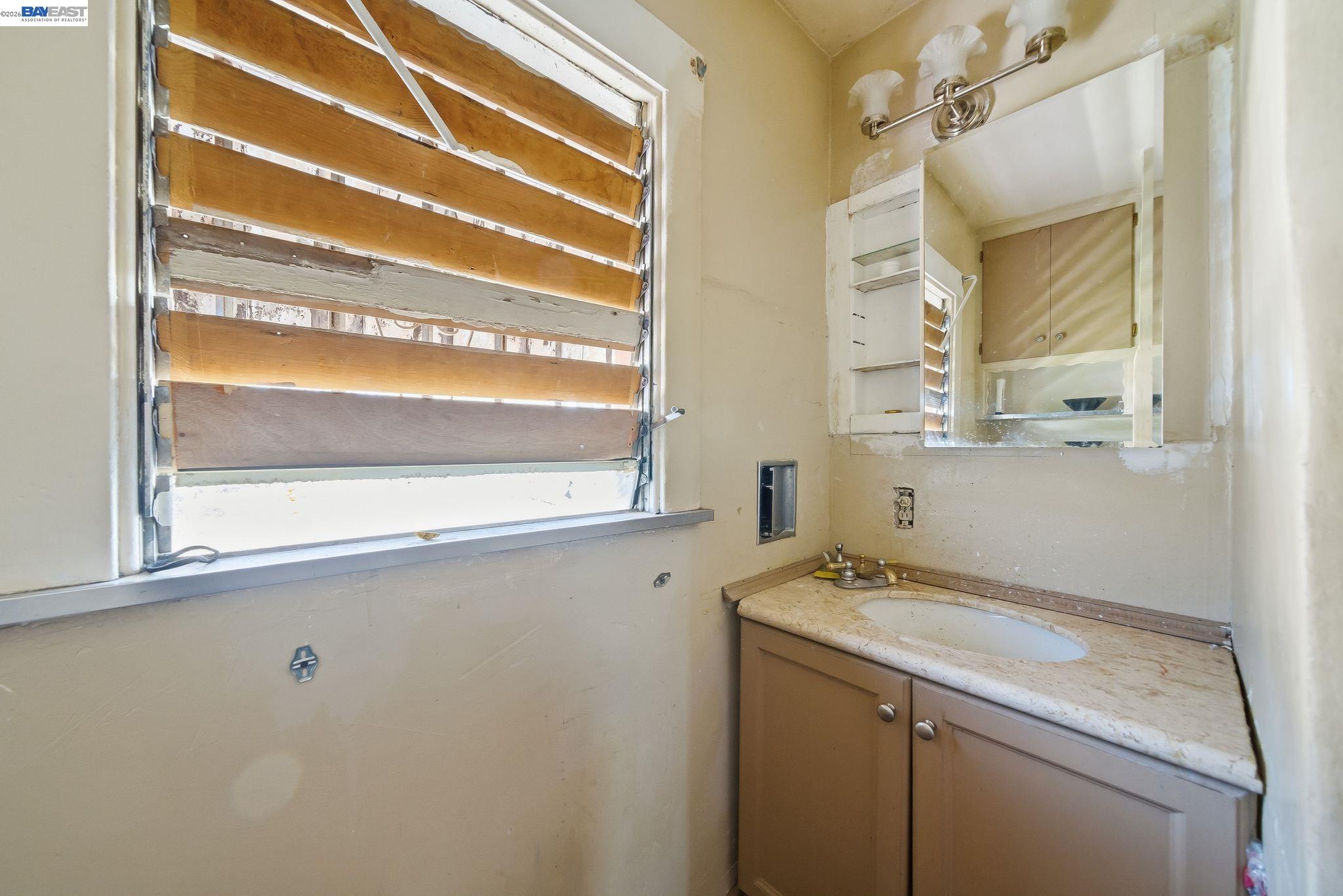 Detail Gallery Image 11 of 19 For 1363 61st Ave, Oakland,  CA 94621 - 3 Beds | 2 Baths