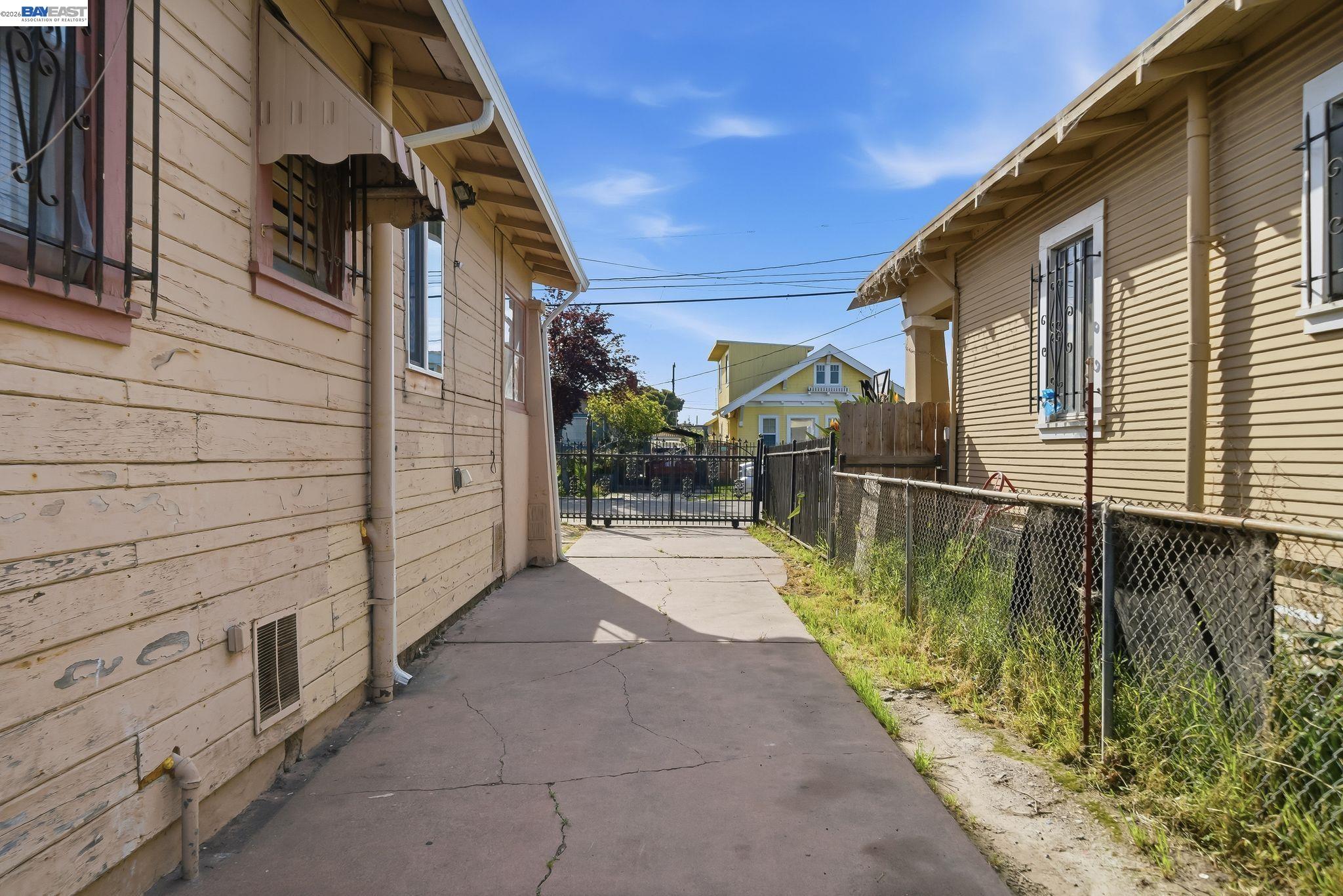 Detail Gallery Image 16 of 19 For 1363 61st Ave, Oakland,  CA 94621 - 3 Beds | 2 Baths