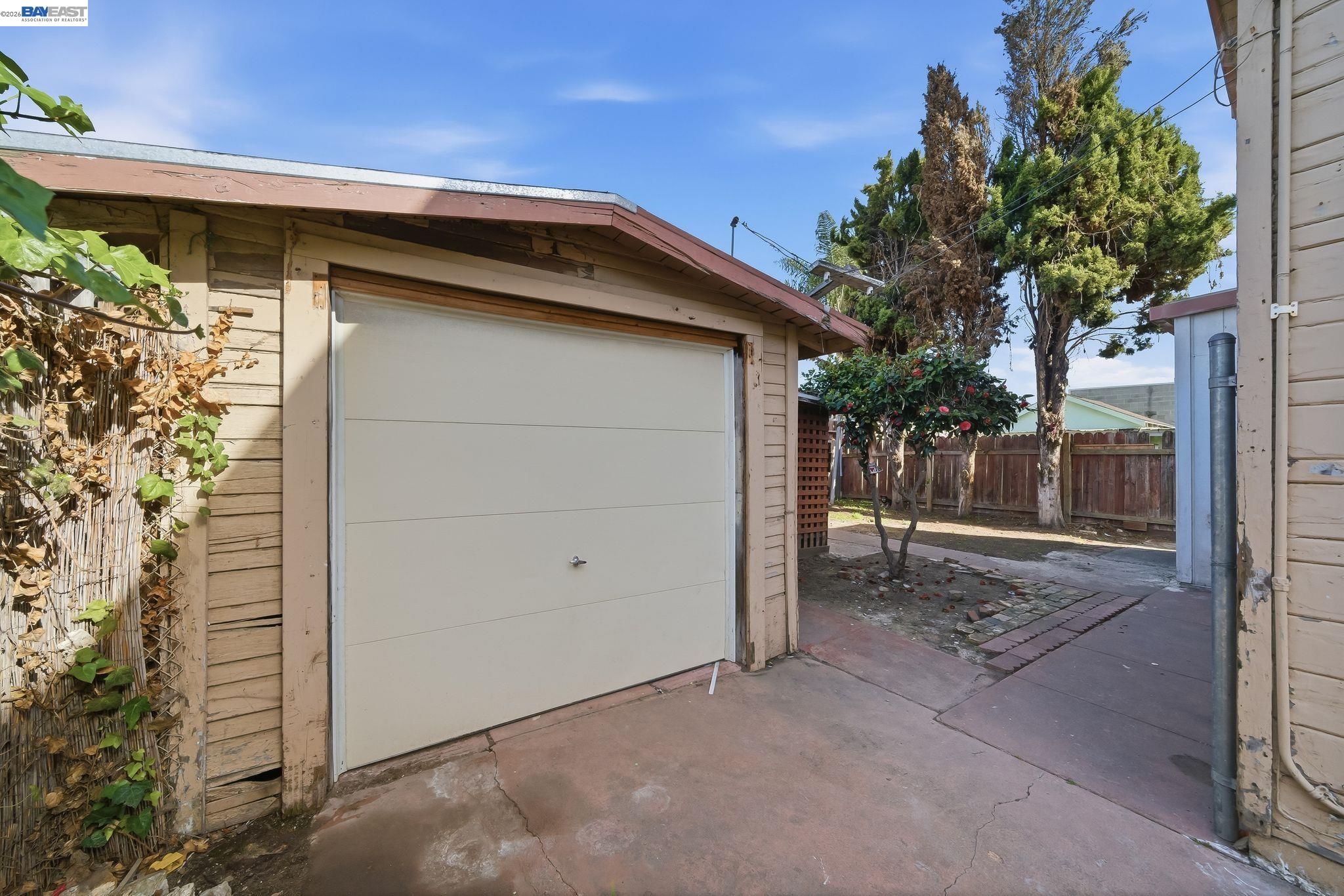 Detail Gallery Image 17 of 19 For 1363 61st Ave, Oakland,  CA 94621 - 3 Beds | 2 Baths