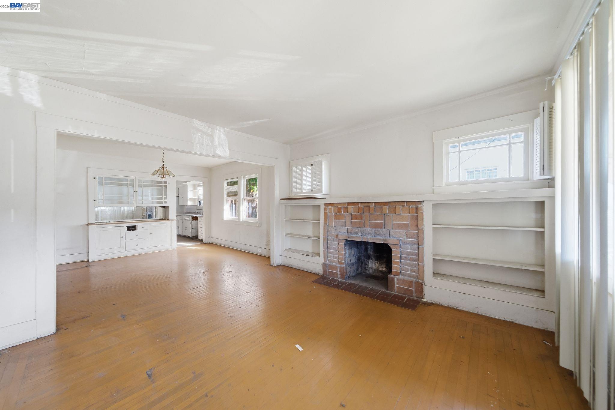 Detail Gallery Image 4 of 19 For 1363 61st Ave, Oakland,  CA 94621 - 3 Beds | 2 Baths