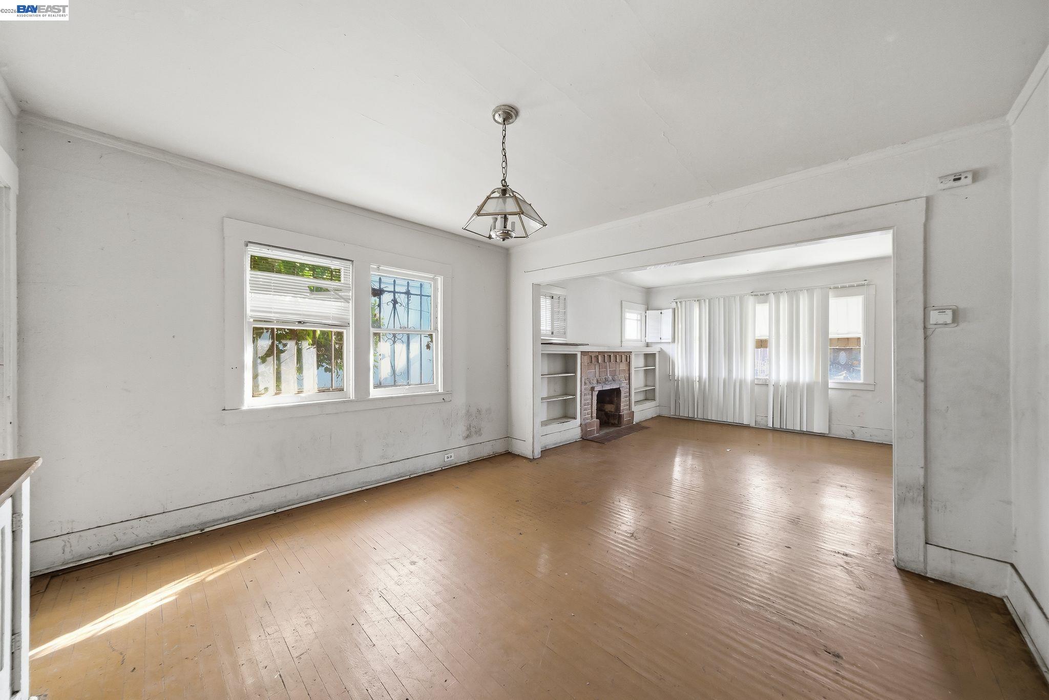 Detail Gallery Image 5 of 19 For 1363 61st Ave, Oakland,  CA 94621 - 3 Beds | 2 Baths