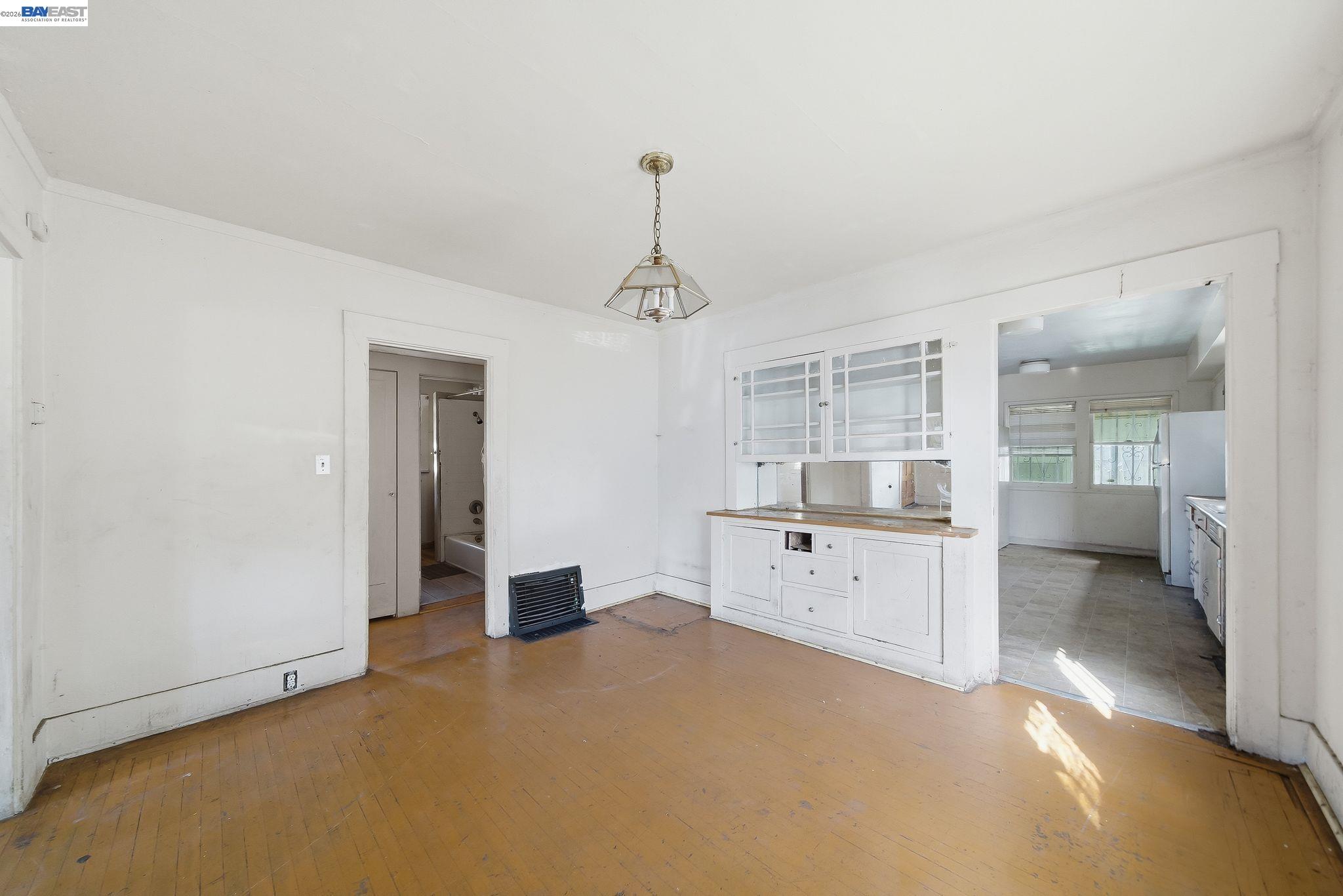 Detail Gallery Image 6 of 19 For 1363 61st Ave, Oakland,  CA 94621 - 3 Beds | 2 Baths