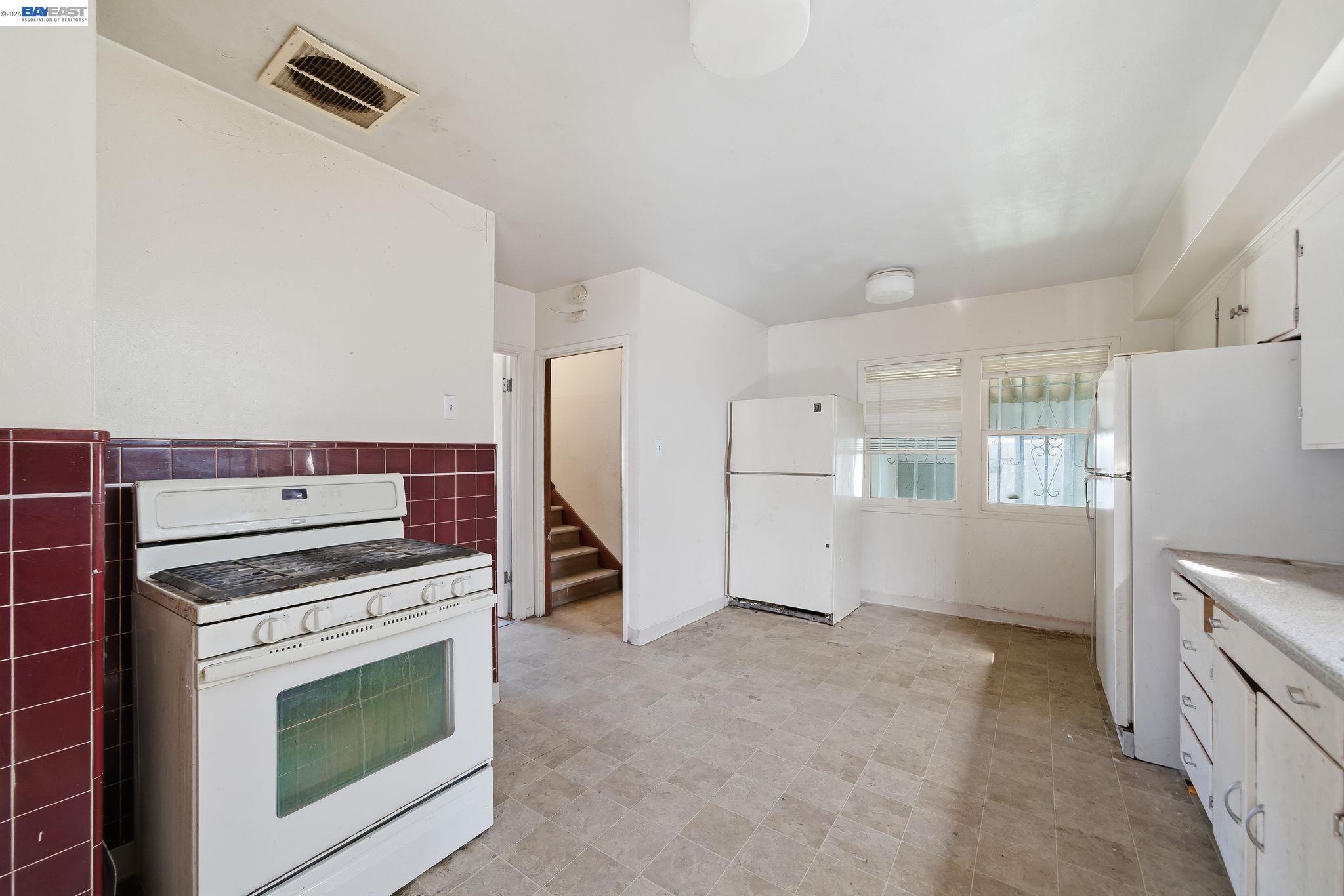 Detail Gallery Image 8 of 19 For 1363 61st Ave, Oakland,  CA 94621 - 3 Beds | 2 Baths