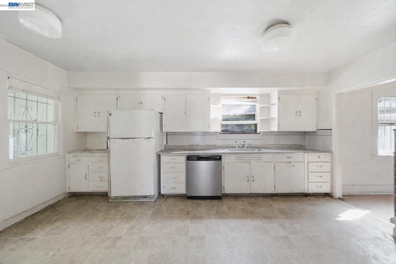 Detail Gallery Image 9 of 19 For 1363 61st Ave, Oakland,  CA 94621 - 3 Beds | 2 Baths