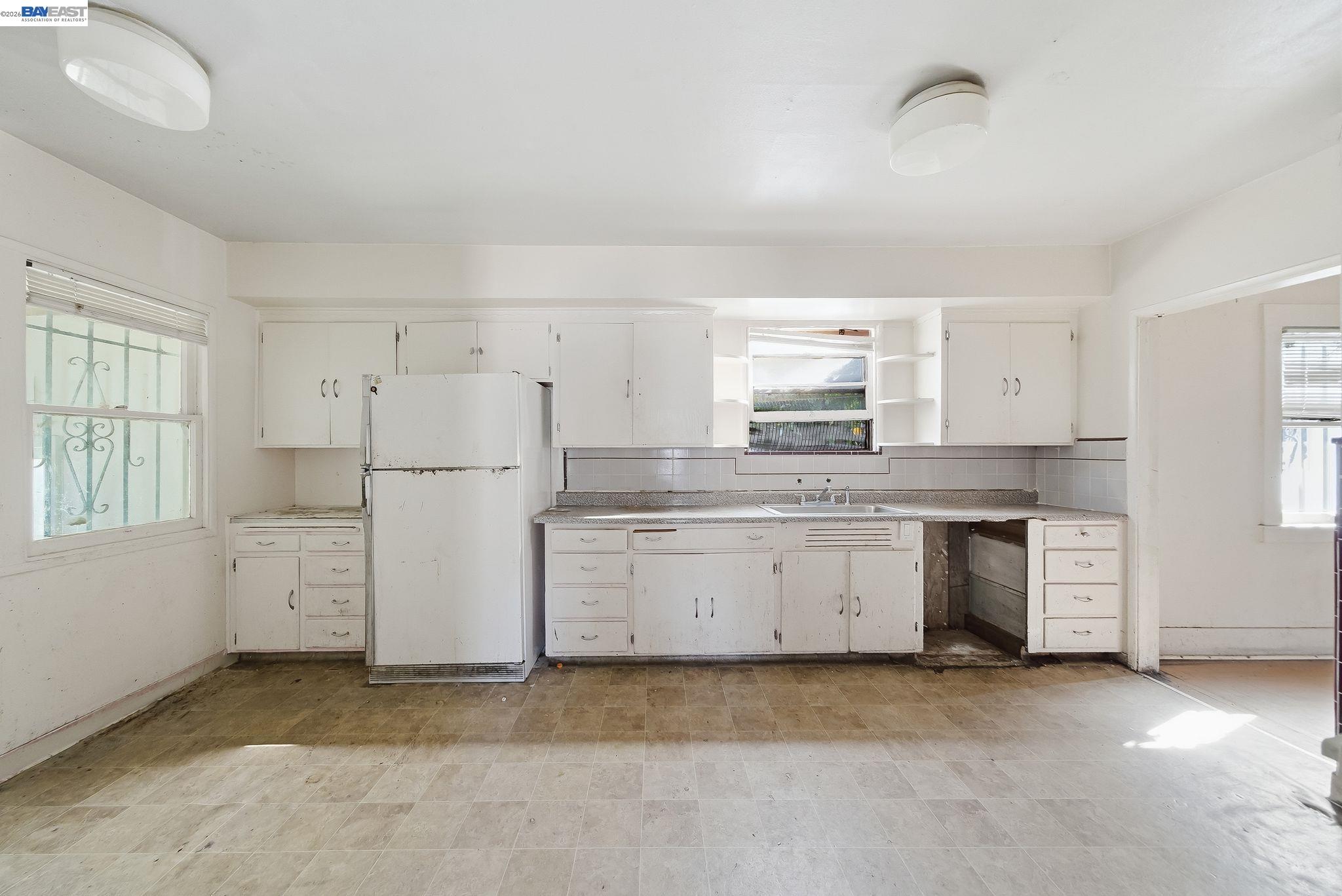 Detail Gallery Image 10 of 19 For 1363 61st Ave, Oakland,  CA 94621 - 3 Beds | 2 Baths