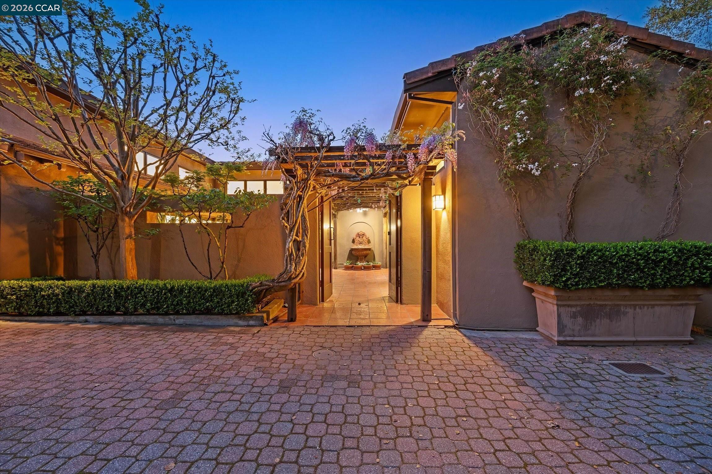 Detail Gallery Image 3 of 55 For 25 Woodacres Ct, Orinda,  CA 94563 - 4 Beds | 3/1 Baths