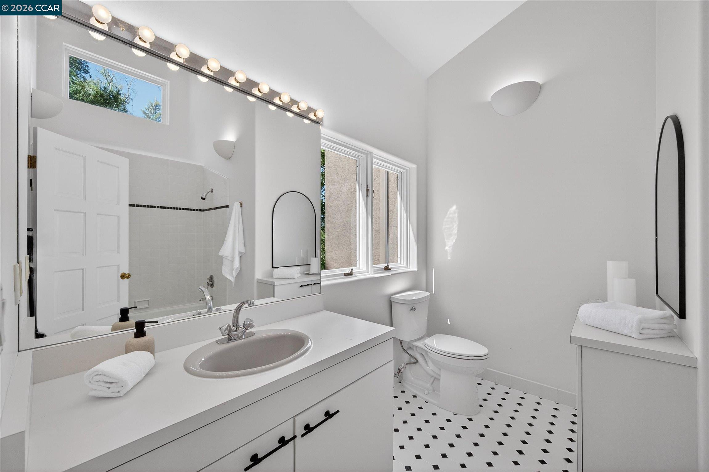 Detail Gallery Image 41 of 55 For 25 Woodacres Ct, Orinda,  CA 94563 - 4 Beds | 3/1 Baths