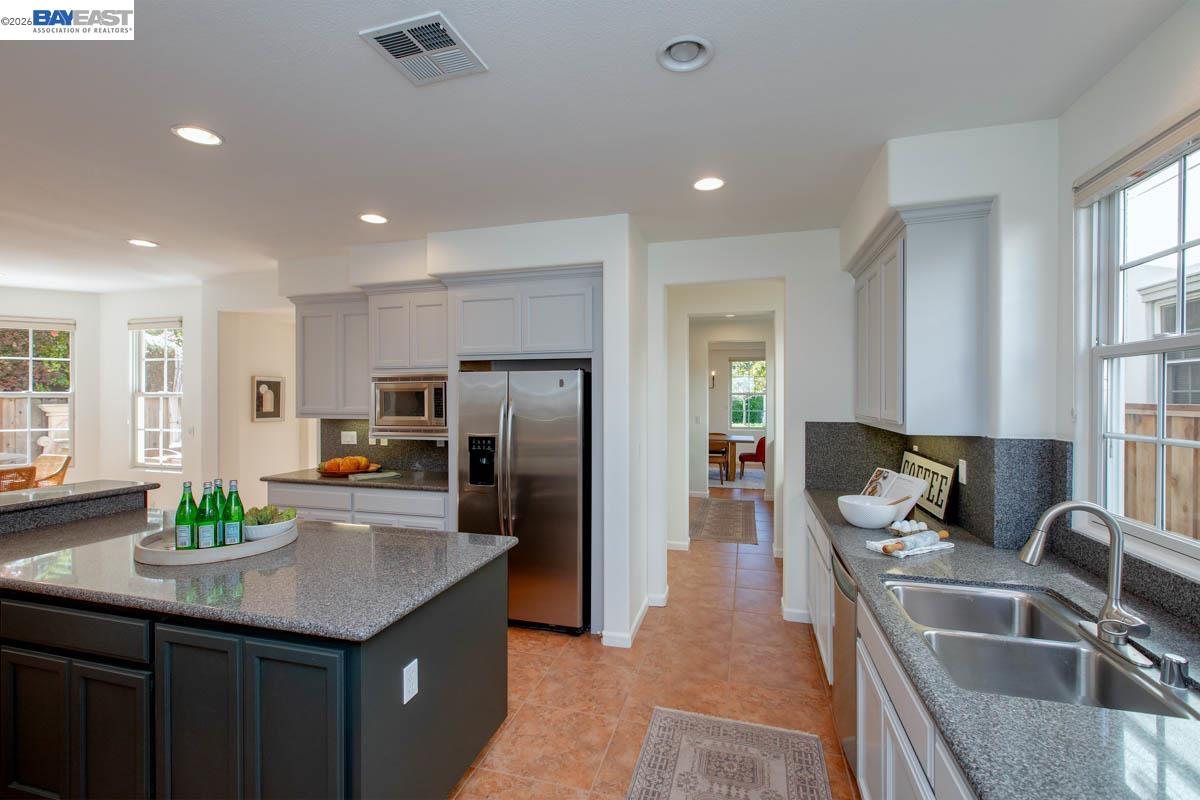Detail Gallery Image 16 of 60 For 2358 Coral Sea St, Alameda,  CA 94501 - 4 Beds | 2/1 Baths