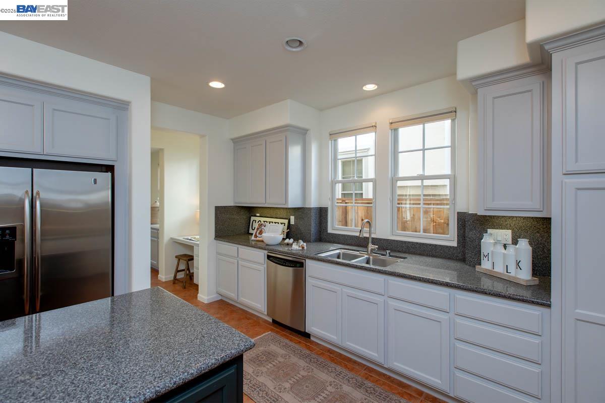 Detail Gallery Image 17 of 60 For 2358 Coral Sea St, Alameda,  CA 94501 - 4 Beds | 2/1 Baths