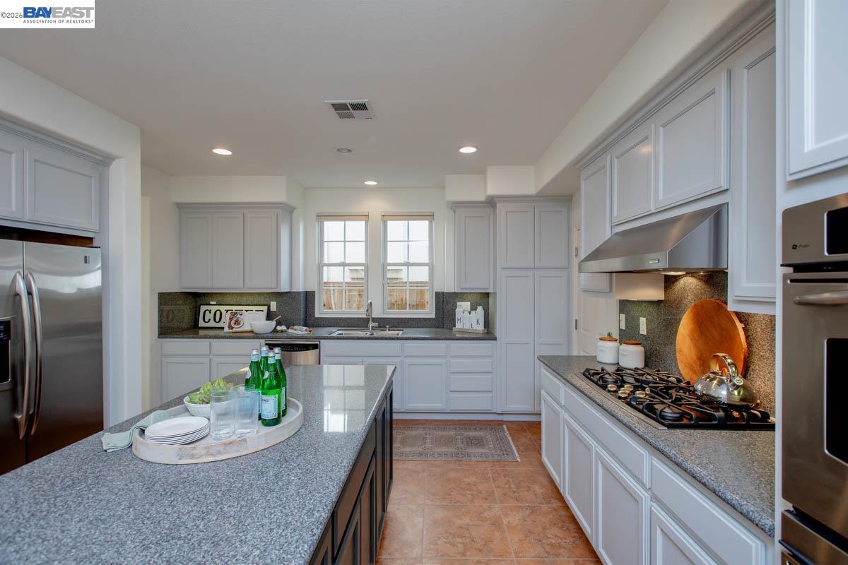 Detail Gallery Image 18 of 60 For 2358 Coral Sea St, Alameda,  CA 94501 - 4 Beds | 2/1 Baths