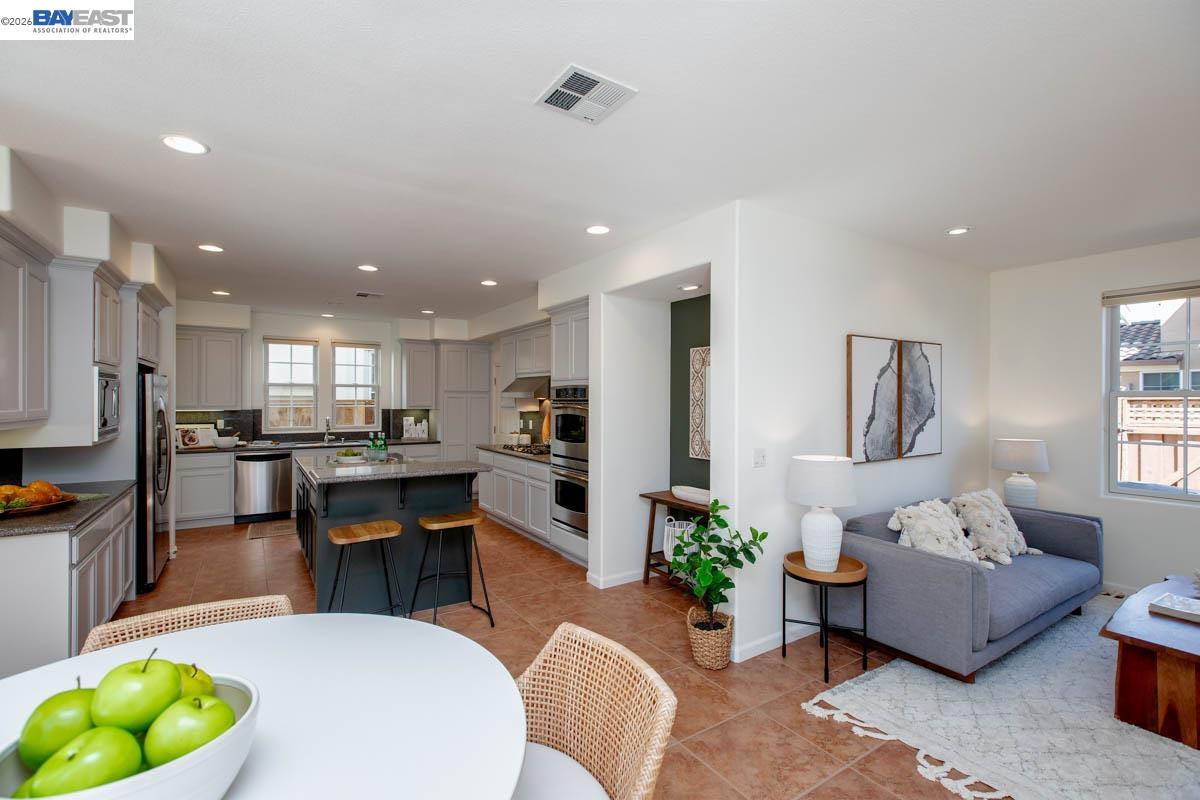 Detail Gallery Image 21 of 60 For 2358 Coral Sea St, Alameda,  CA 94501 - 4 Beds | 2/1 Baths