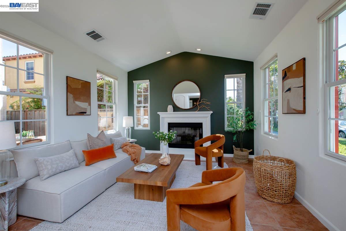 Detail Gallery Image 9 of 60 For 2358 Coral Sea St, Alameda,  CA 94501 - 4 Beds | 2/1 Baths