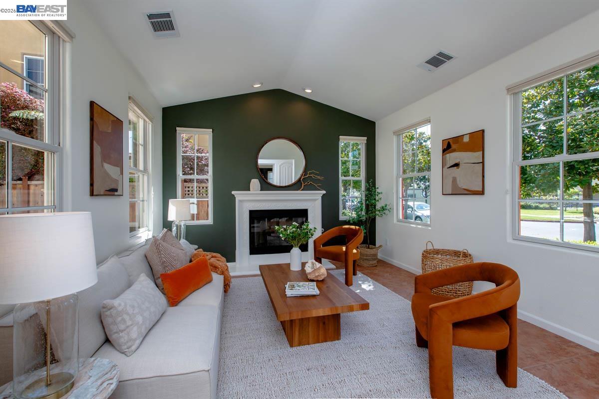 Detail Gallery Image 10 of 60 For 2358 Coral Sea St, Alameda,  CA 94501 - 4 Beds | 2/1 Baths