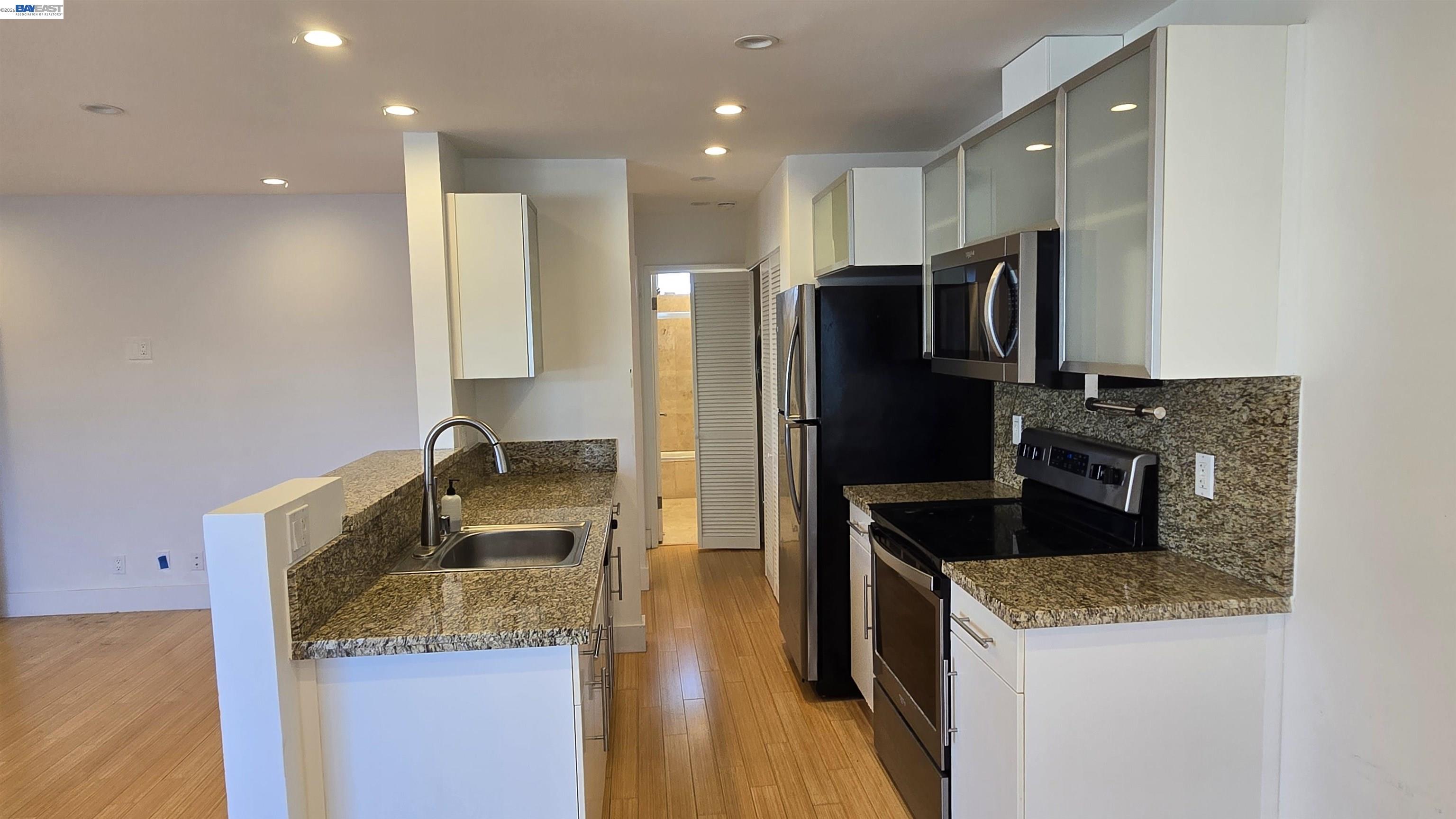 Detail Gallery Image 3 of 9 For 2884 Sawtelle Blvd #217,  Los Angeles,  CA 90064 - 1 Beds | 1 Baths