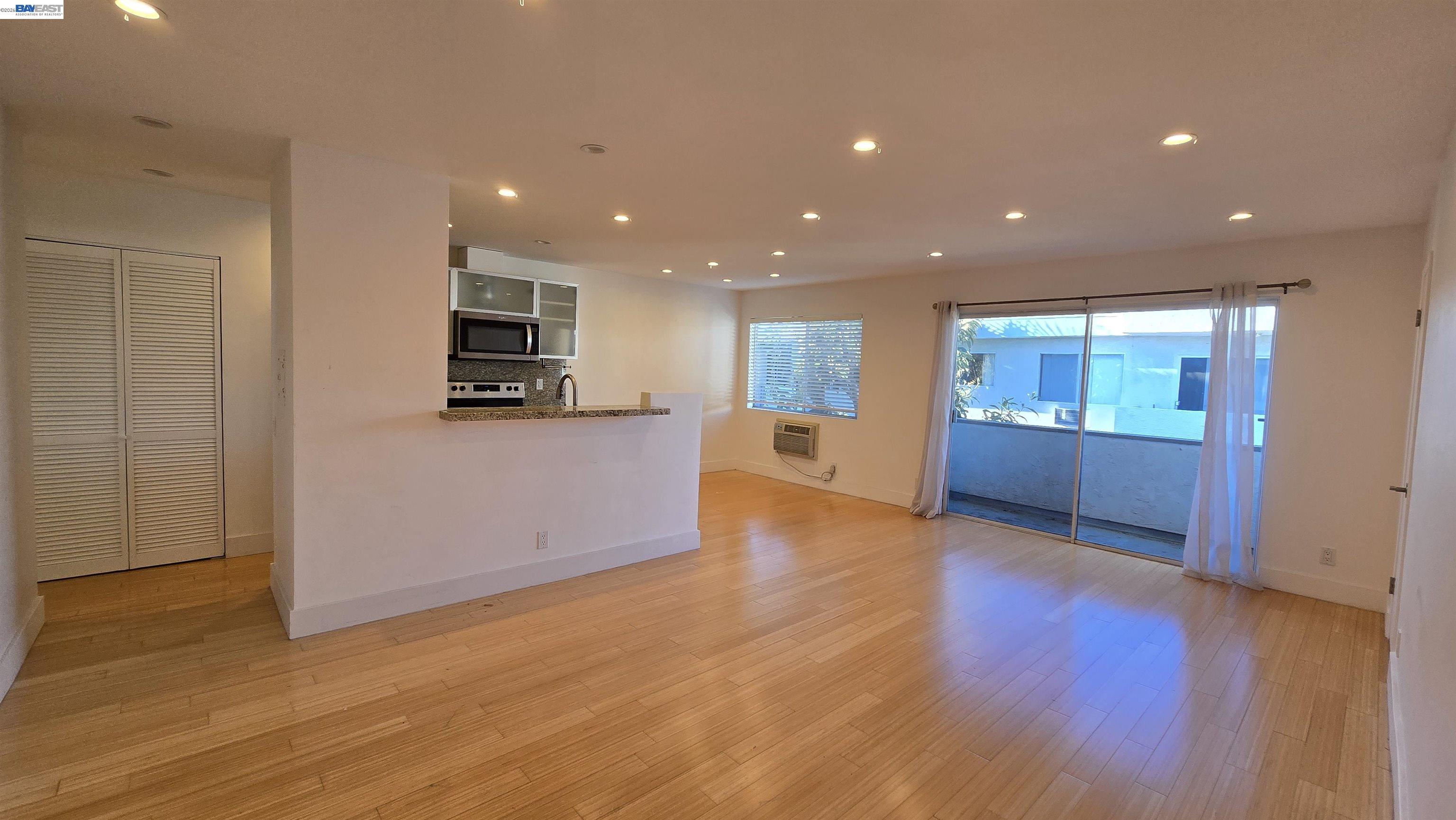 Detail Gallery Image 4 of 9 For 2884 Sawtelle Blvd #217,  Los Angeles,  CA 90064 - 1 Beds | 1 Baths
