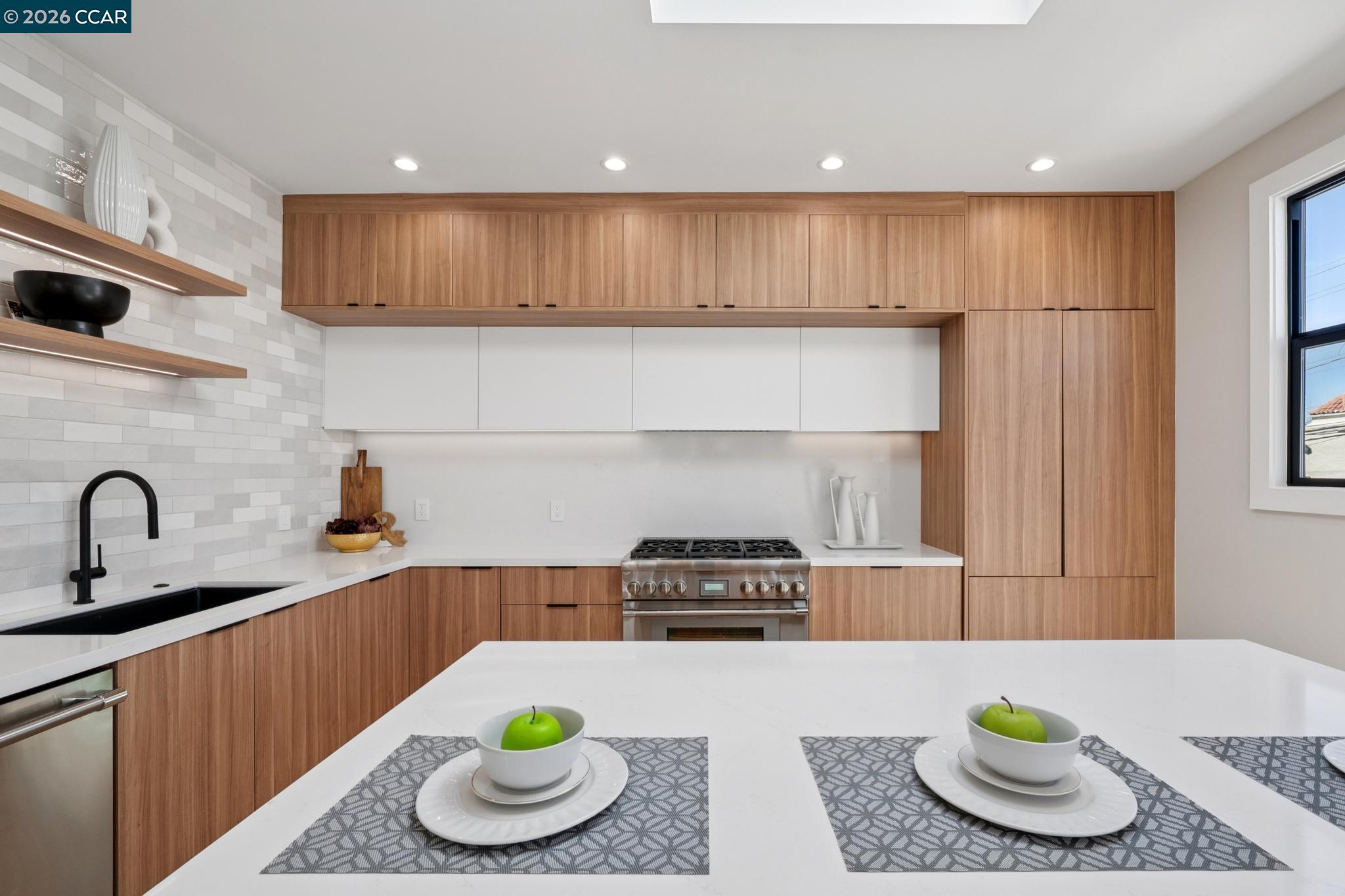 Detail Gallery Image 15 of 60 For 1501 28th Ave, San Francisco,  CA 94122 - 4 Beds | 4/2 Baths