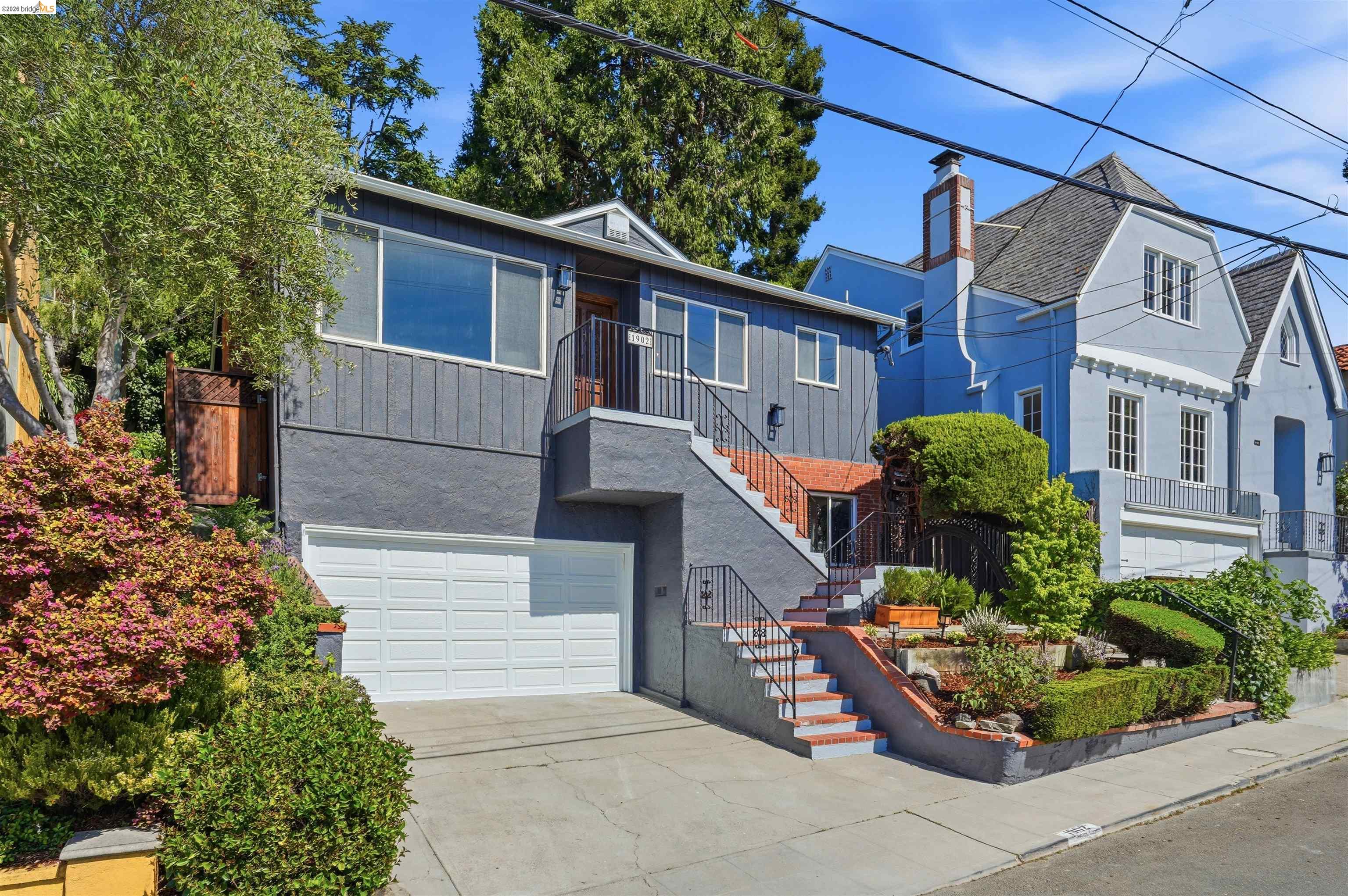 Detail Gallery Image 2 of 35 For 1902 Hoover Ave., Oakland,  CA 94602 - 3 Beds | 2 Baths