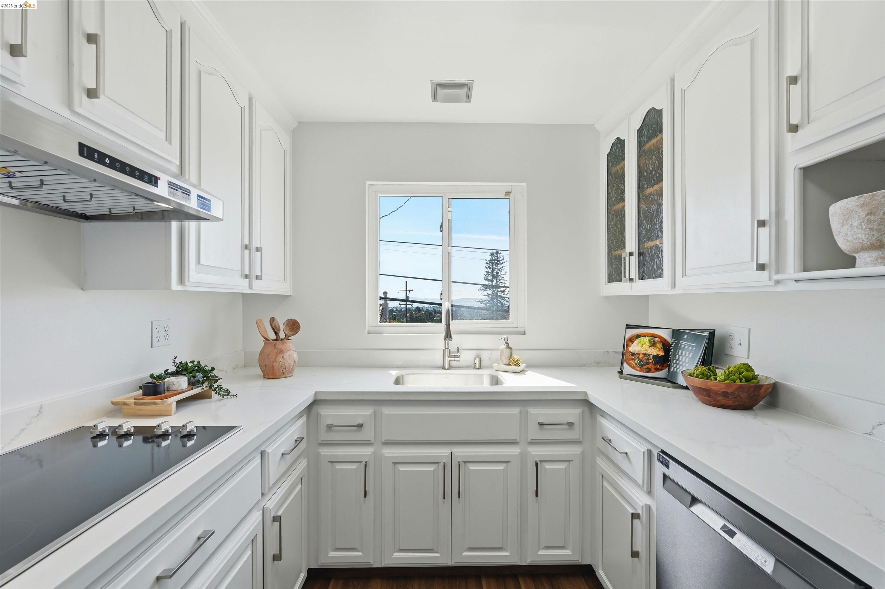 Detail Gallery Image 11 of 35 For 1902 Hoover Ave., Oakland,  CA 94602 - 3 Beds | 2 Baths