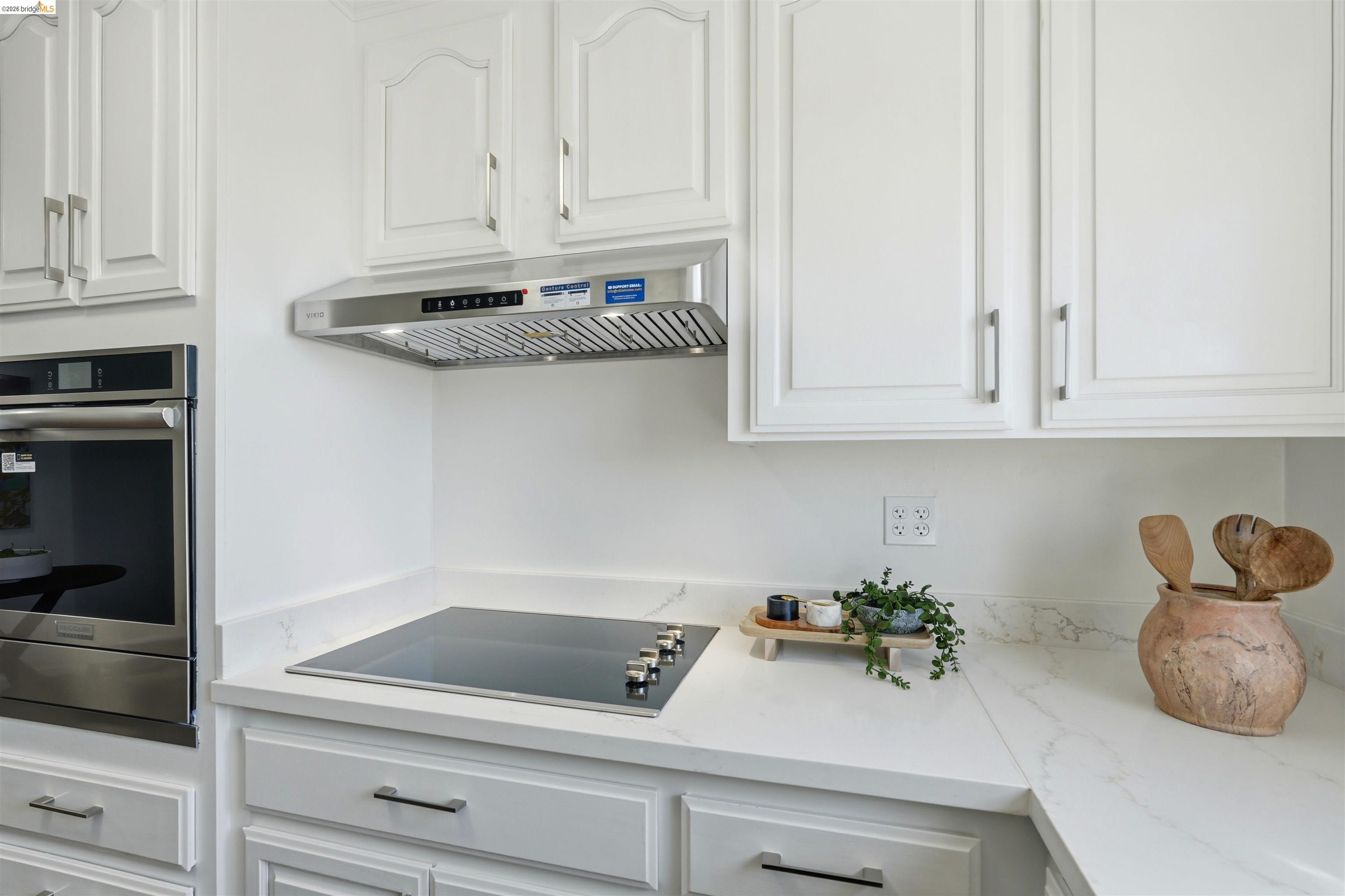 Detail Gallery Image 12 of 35 For 1902 Hoover Ave., Oakland,  CA 94602 - 3 Beds | 2 Baths