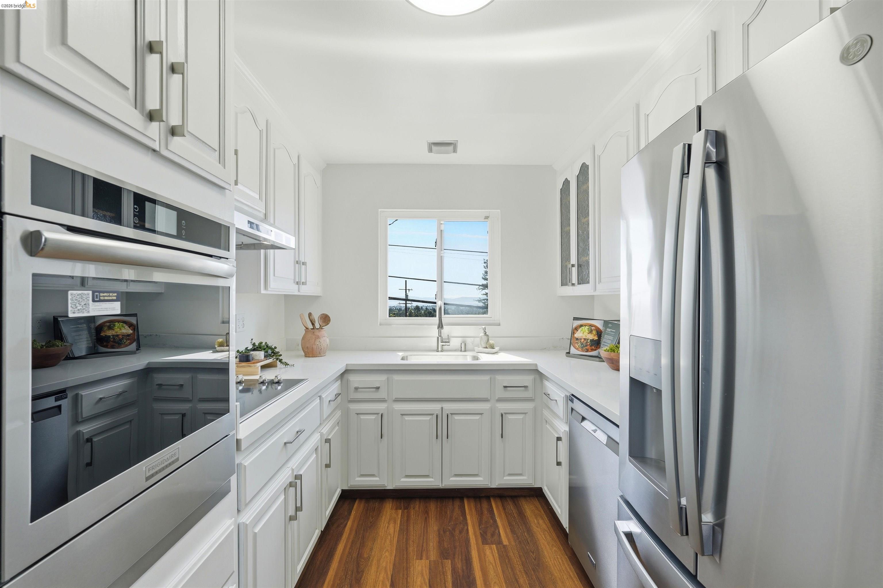 Detail Gallery Image 14 of 35 For 1902 Hoover Ave., Oakland,  CA 94602 - 3 Beds | 2 Baths