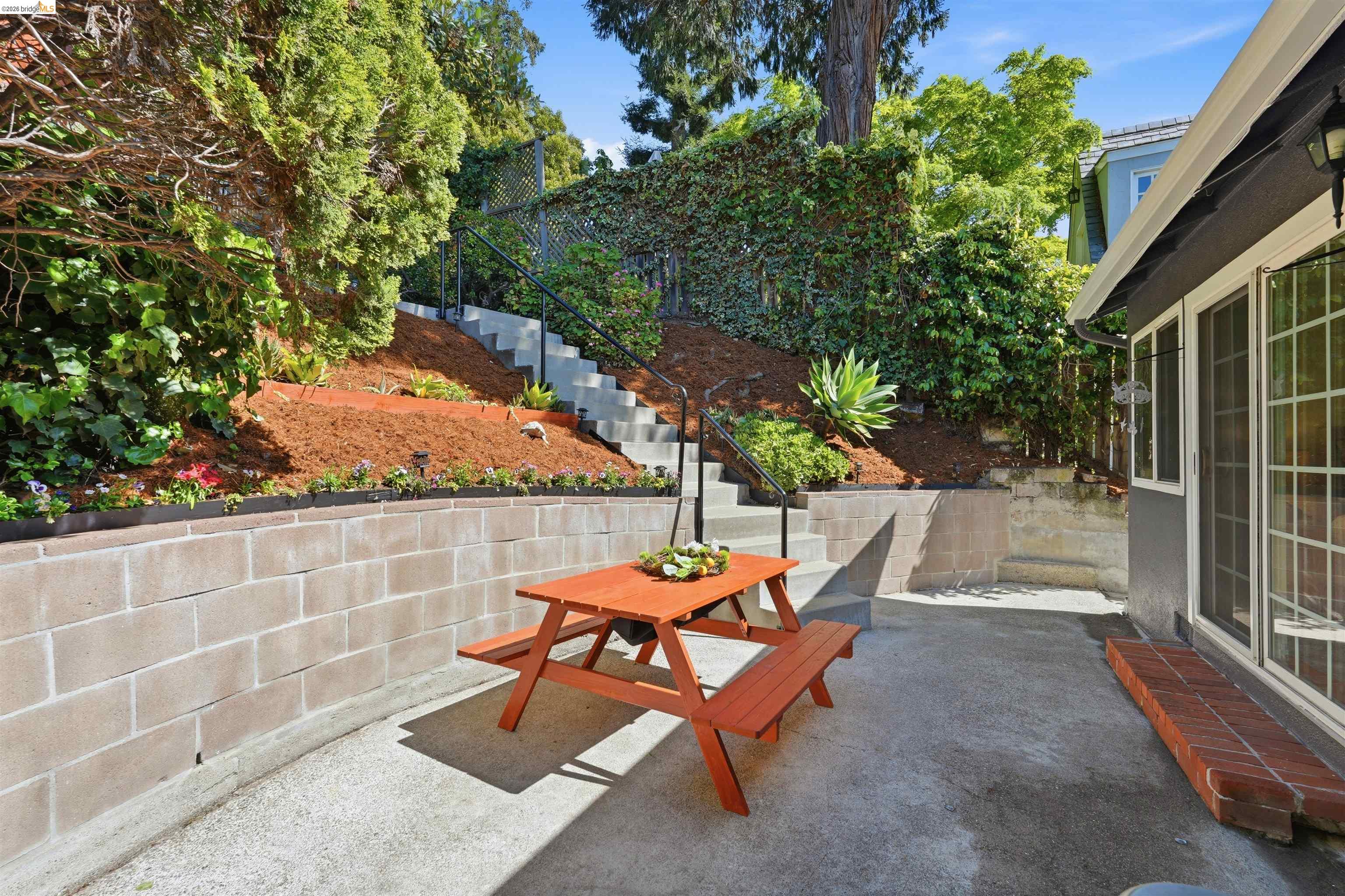 Detail Gallery Image 30 of 35 For 1902 Hoover Ave., Oakland,  CA 94602 - 3 Beds | 2 Baths