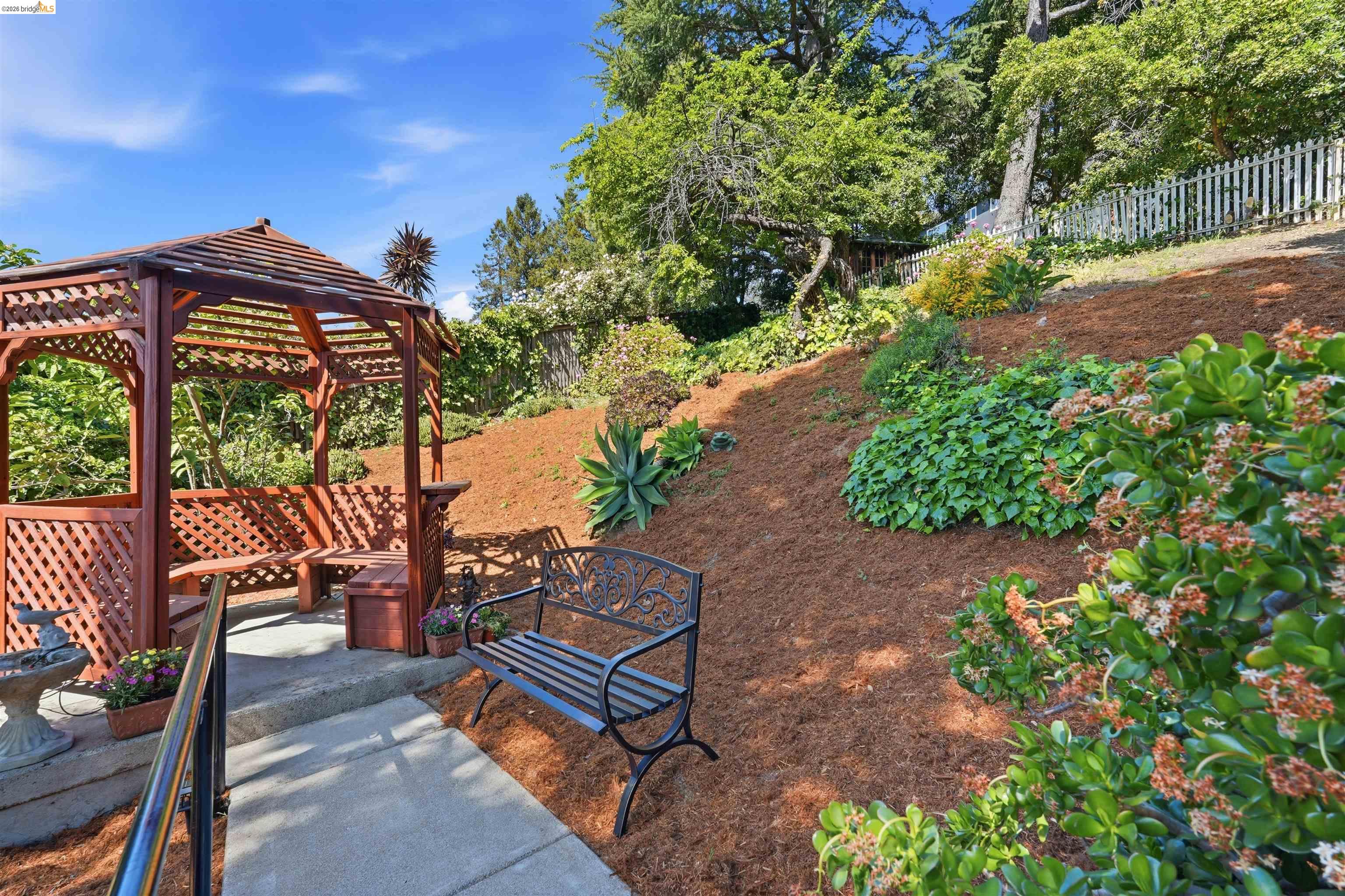 Detail Gallery Image 31 of 35 For 1902 Hoover Ave., Oakland,  CA 94602 - 3 Beds | 2 Baths