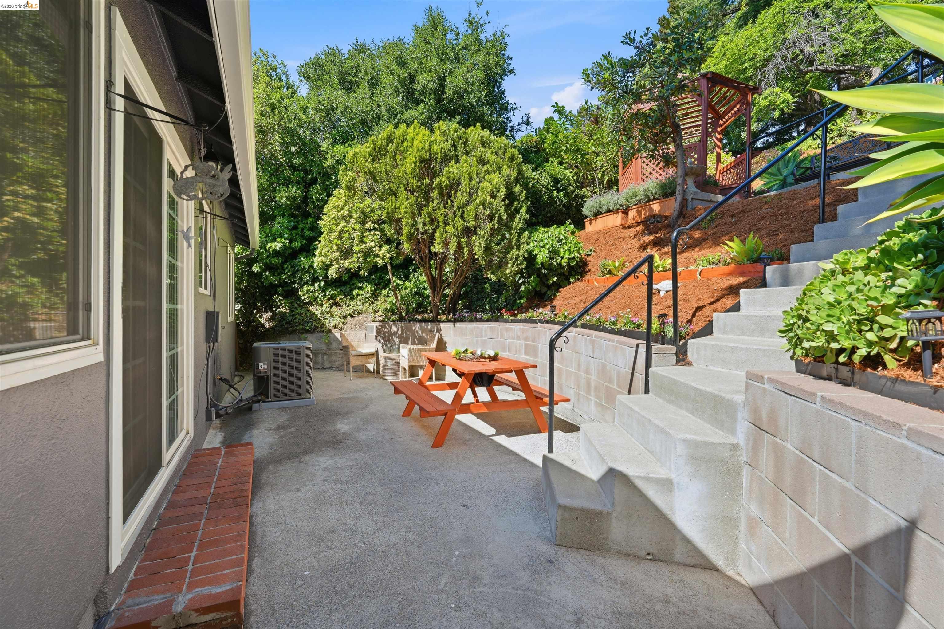 Detail Gallery Image 32 of 35 For 1902 Hoover Ave., Oakland,  CA 94602 - 3 Beds | 2 Baths