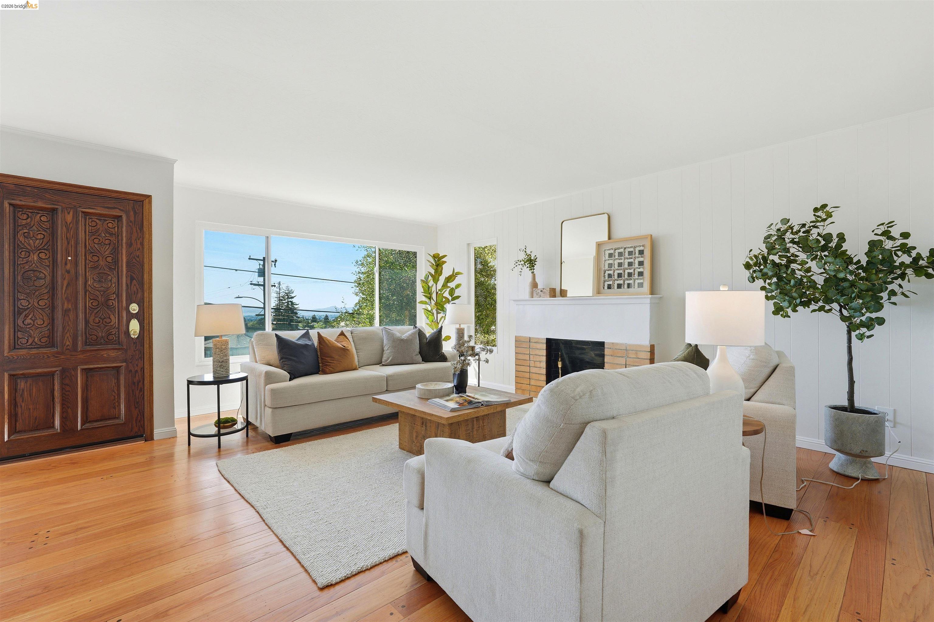 Detail Gallery Image 5 of 35 For 1902 Hoover Ave., Oakland,  CA 94602 - 3 Beds | 2 Baths