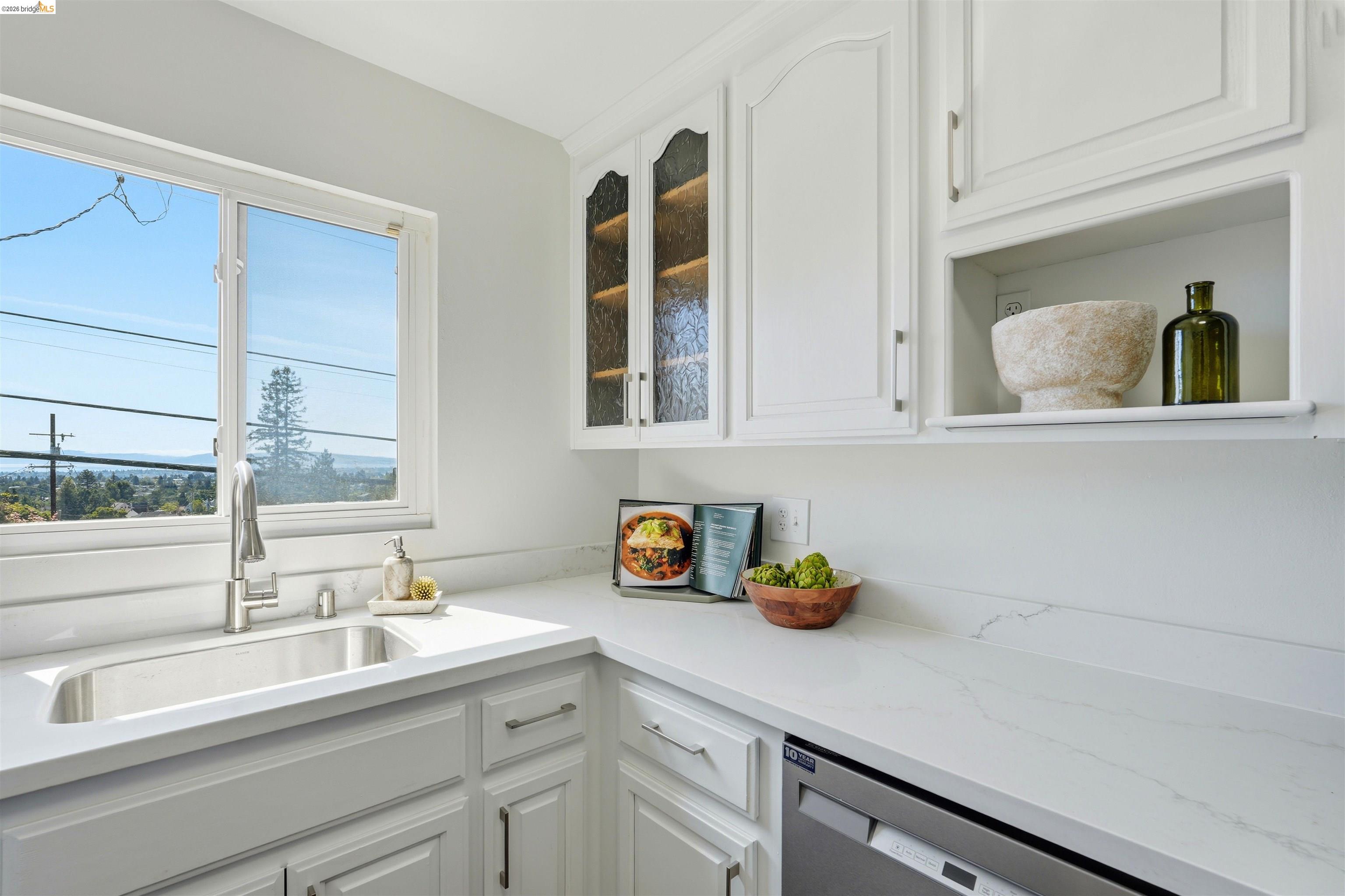 Detail Gallery Image 10 of 35 For 1902 Hoover Ave., Oakland,  CA 94602 - 3 Beds | 2 Baths