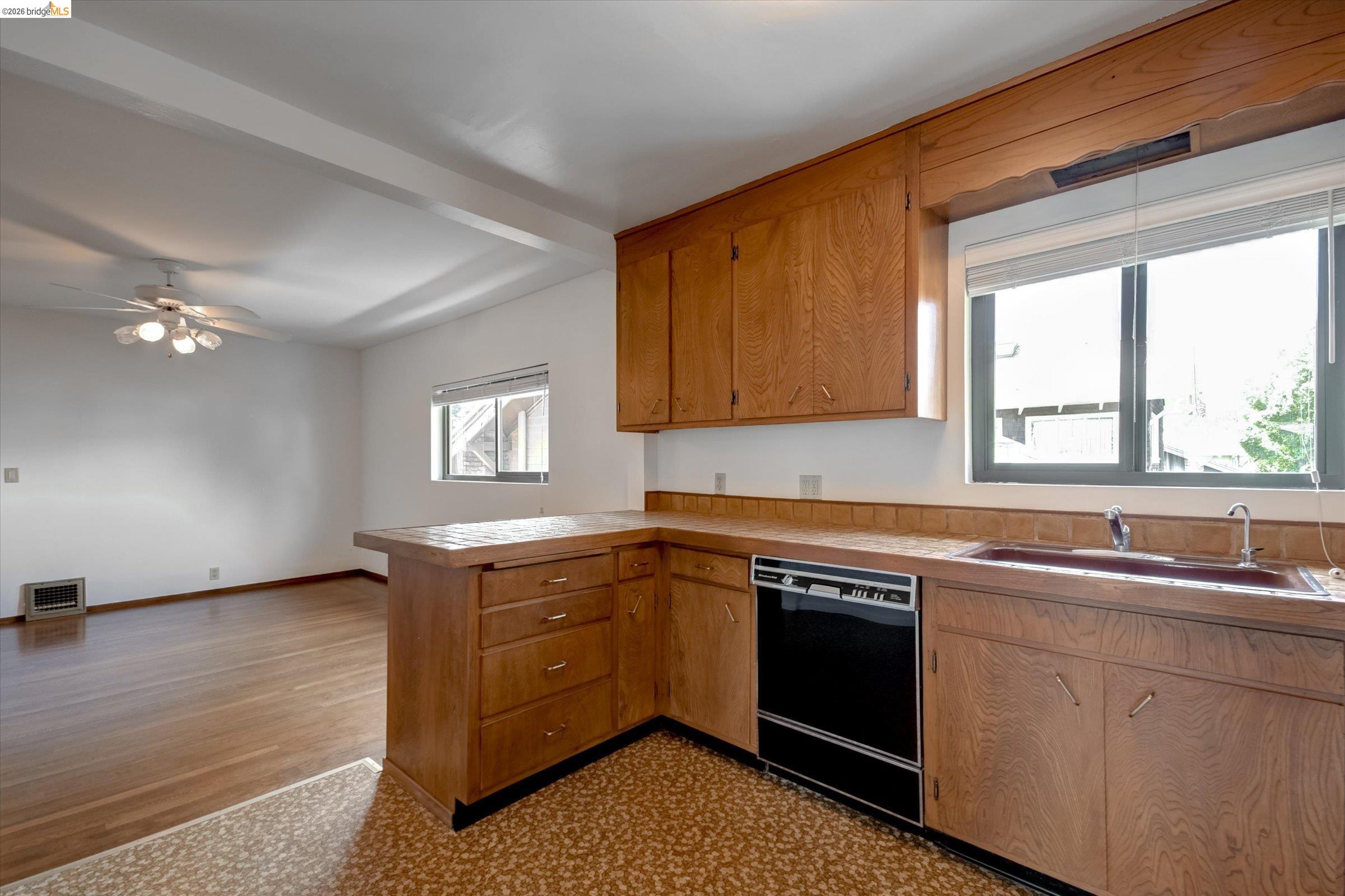 Detail Gallery Image 20 of 59 For 5570 Taft Ave, Oakland,  CA 94618 - – Beds | – Baths