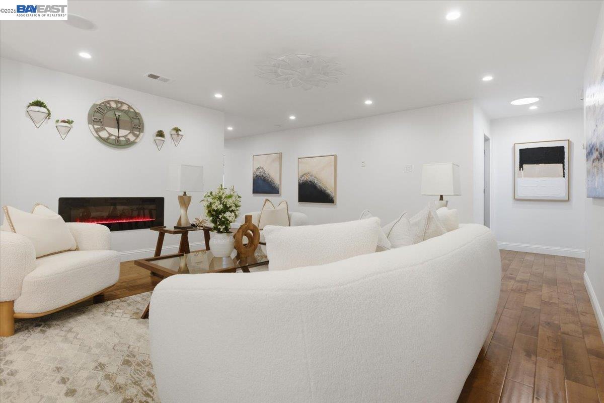 Detail Gallery Image 7 of 38 For 706 Wisteria Dr, Fremont,  CA 94539 - 4 Beds | 2/1 Baths