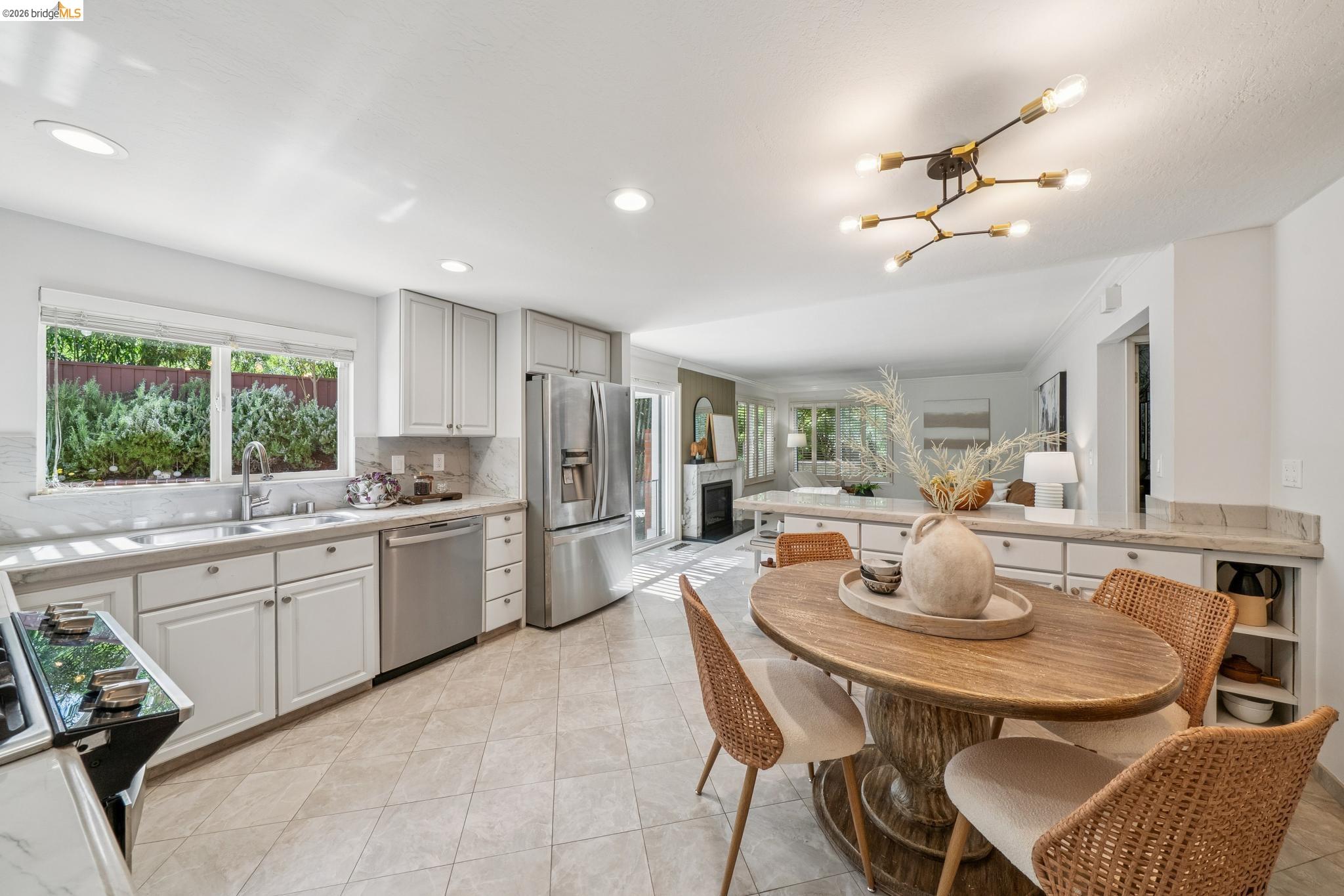 Detail Gallery Image 12 of 40 For 1977 Woodbury Ct, Walnut Creek,  CA 94596 - 5 Beds | 2/1 Baths