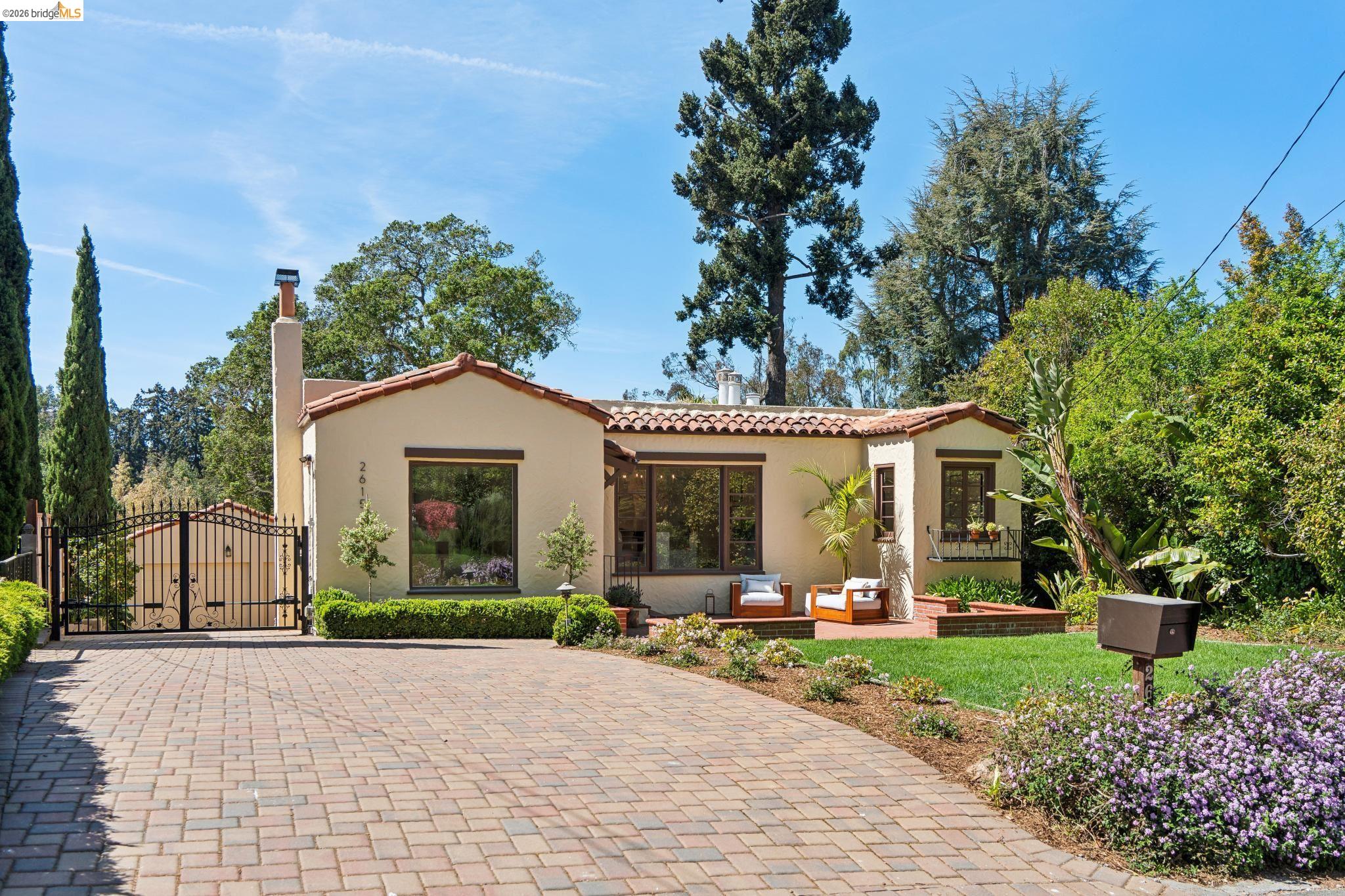 Detail Gallery Image 2 of 60 For 2615 La Cuesta Ave, Oakland,  CA 94611 - 3 Beds | 3 Baths