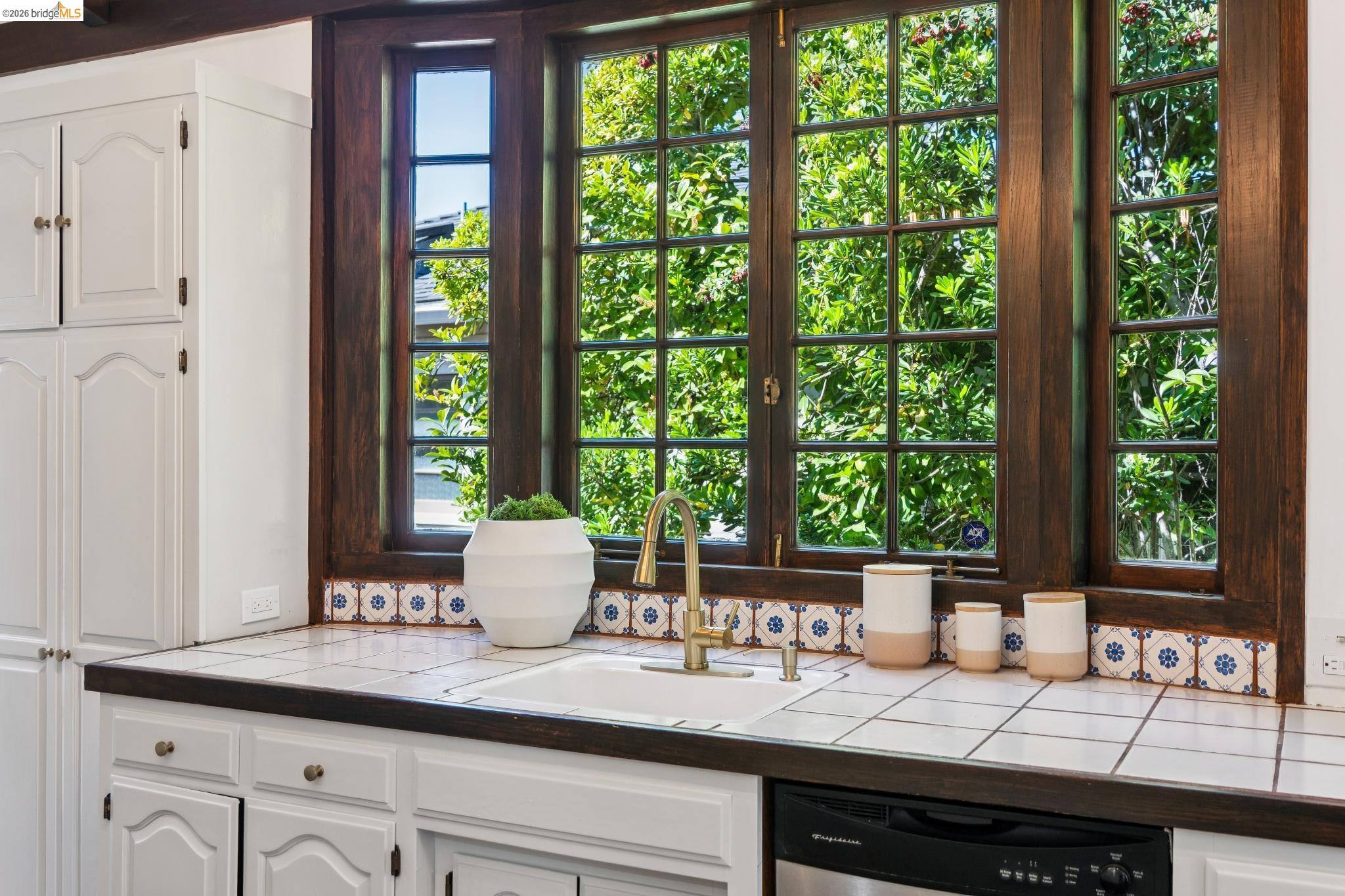 Detail Gallery Image 19 of 60 For 2615 La Cuesta Ave, Oakland,  CA 94611 - 3 Beds | 3 Baths