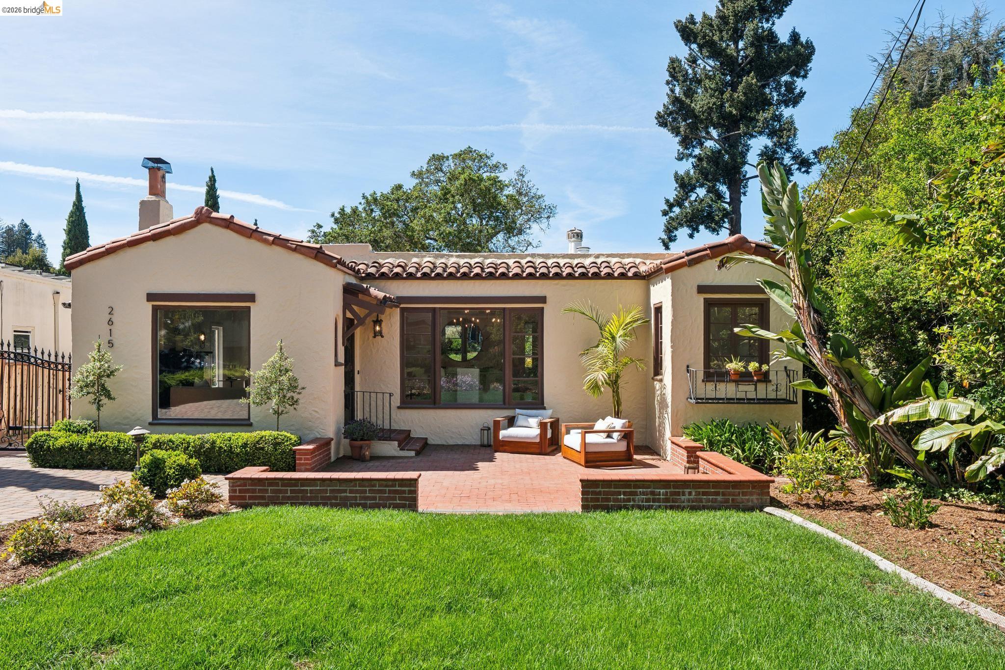 Detail Gallery Image 3 of 60 For 2615 La Cuesta Ave, Oakland,  CA 94611 - 3 Beds | 3 Baths