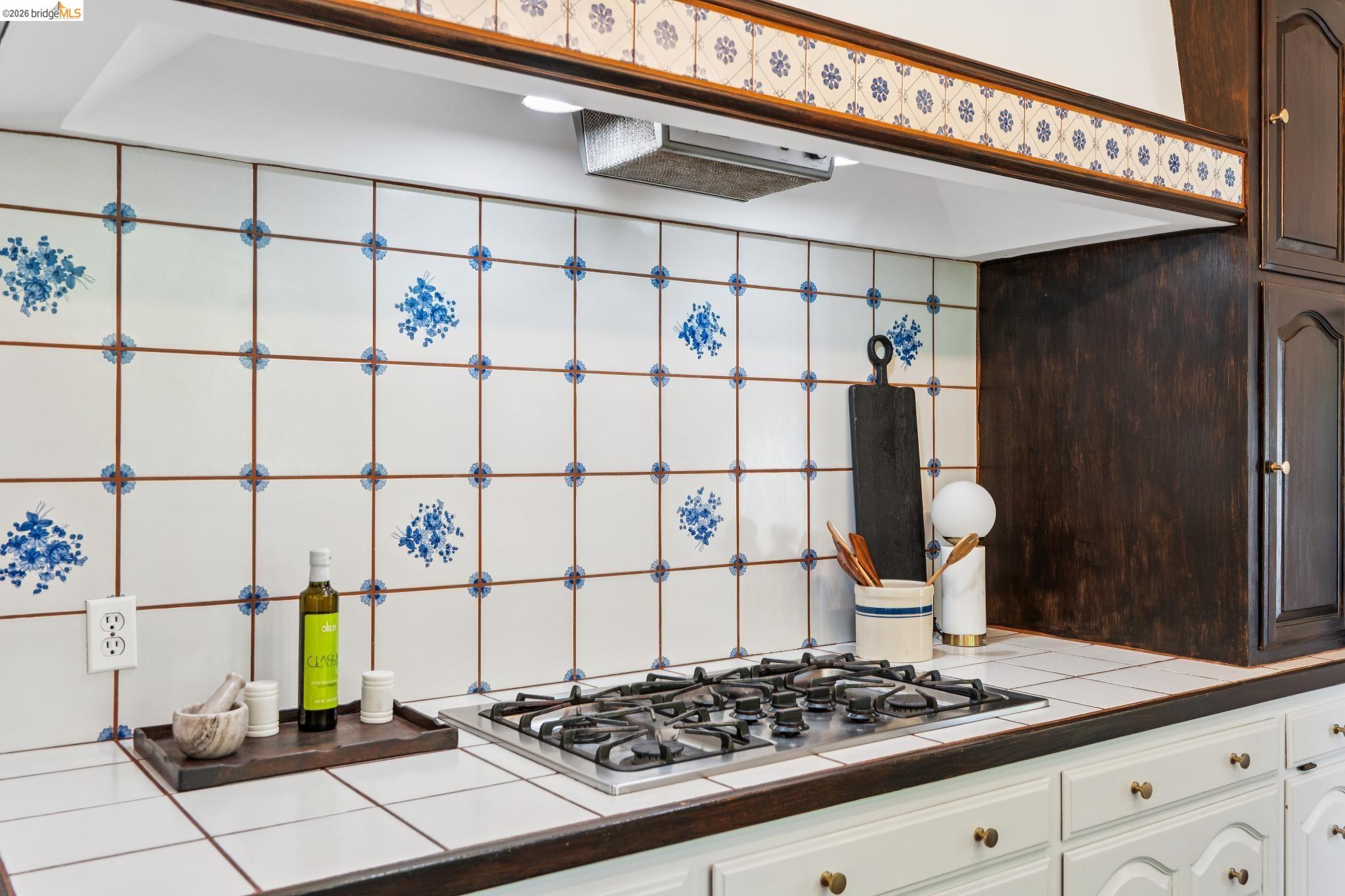 Detail Gallery Image 22 of 60 For 2615 La Cuesta Ave, Oakland,  CA 94611 - 3 Beds | 3 Baths