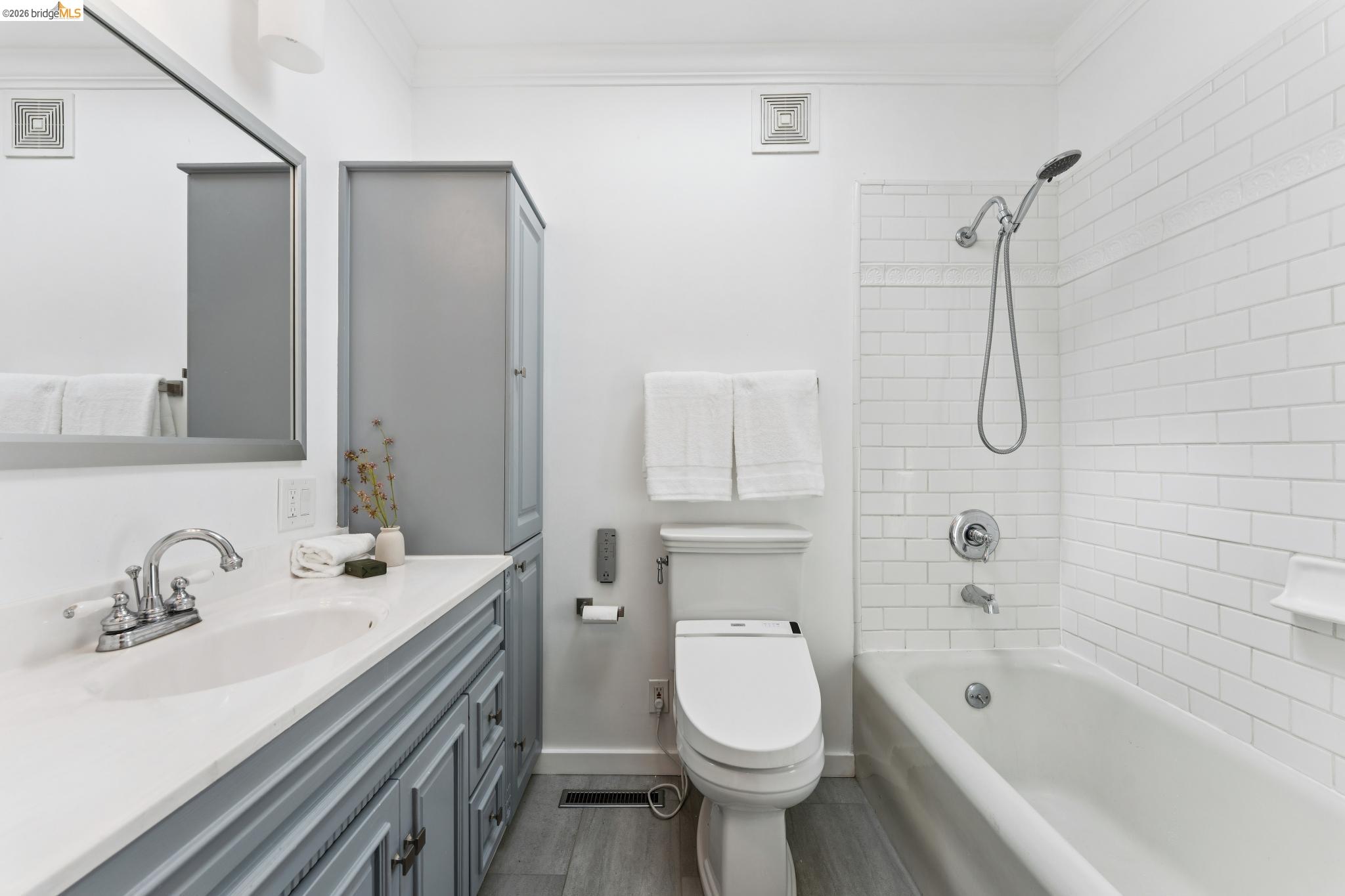 Detail Gallery Image 30 of 60 For 2615 La Cuesta Ave, Oakland,  CA 94611 - 3 Beds | 3 Baths