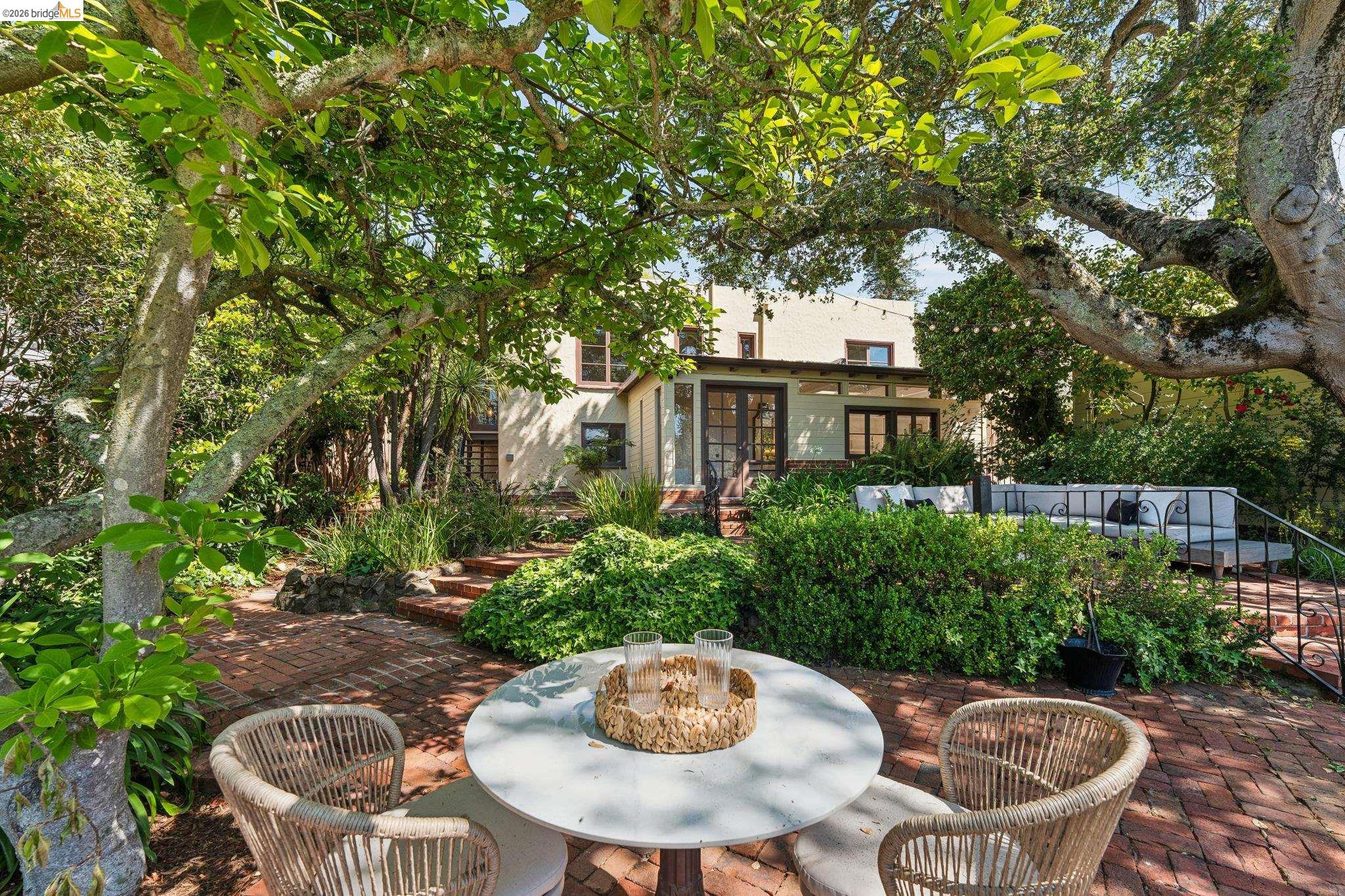 Detail Gallery Image 4 of 60 For 2615 La Cuesta Ave, Oakland,  CA 94611 - 3 Beds | 3 Baths