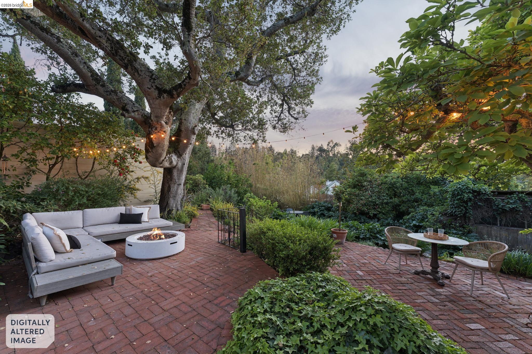 Detail Gallery Image 5 of 60 For 2615 La Cuesta Ave, Oakland,  CA 94611 - 3 Beds | 3 Baths