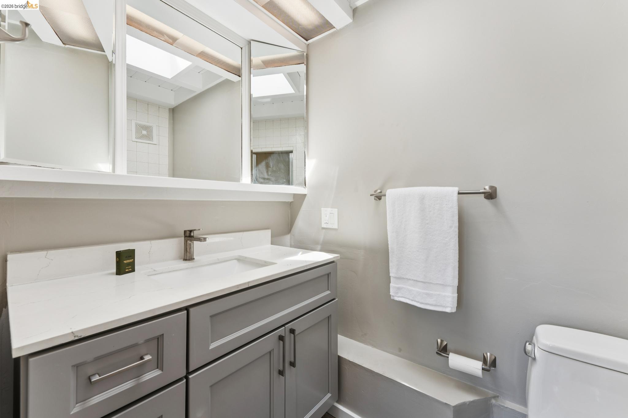 Detail Gallery Image 50 of 60 For 2615 La Cuesta Ave, Oakland,  CA 94611 - 3 Beds | 3 Baths