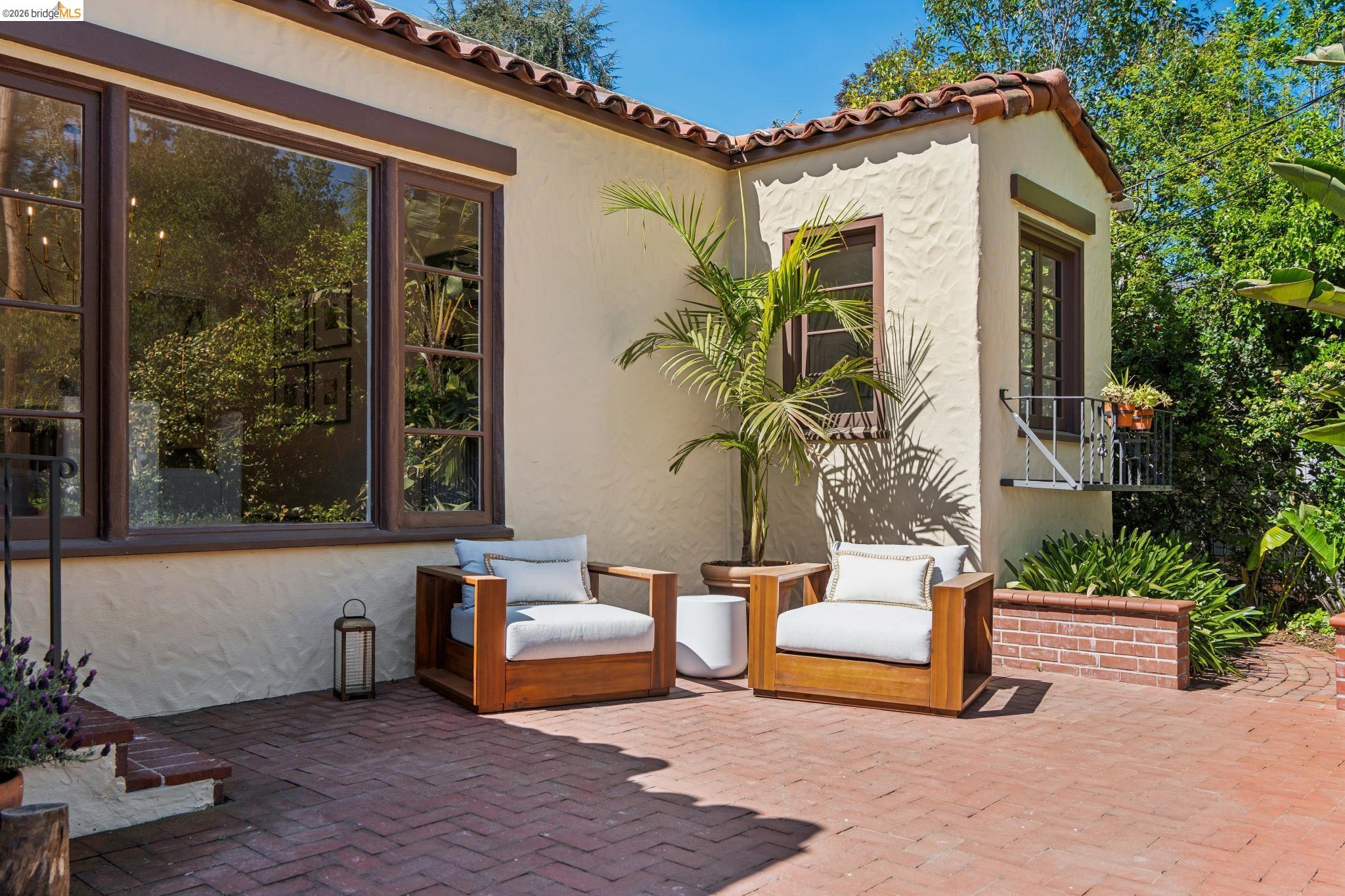 Detail Gallery Image 6 of 60 For 2615 La Cuesta Ave, Oakland,  CA 94611 - 3 Beds | 3 Baths