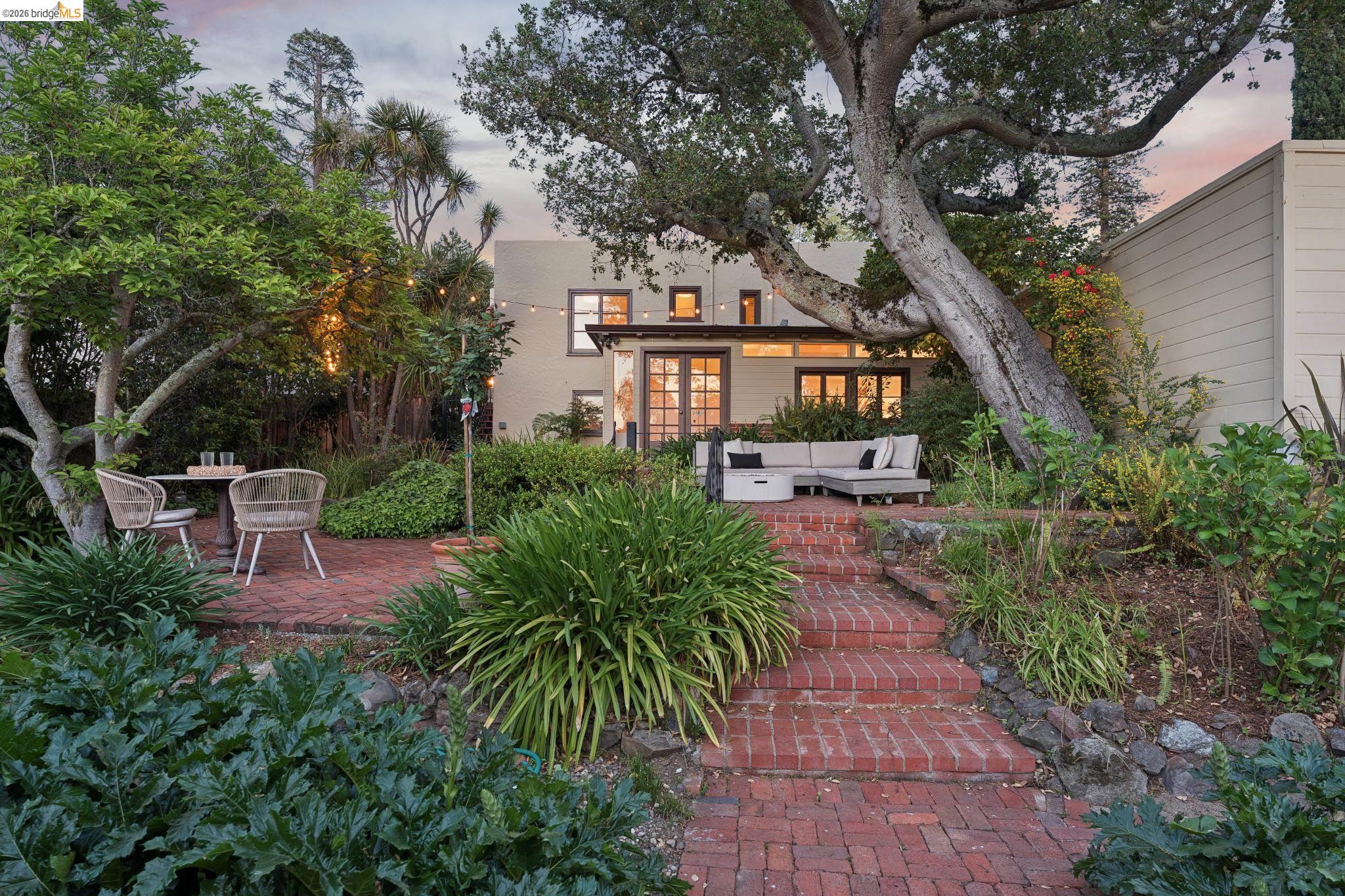 Detail Gallery Image 56 of 60 For 2615 La Cuesta Ave, Oakland,  CA 94611 - 3 Beds | 3 Baths